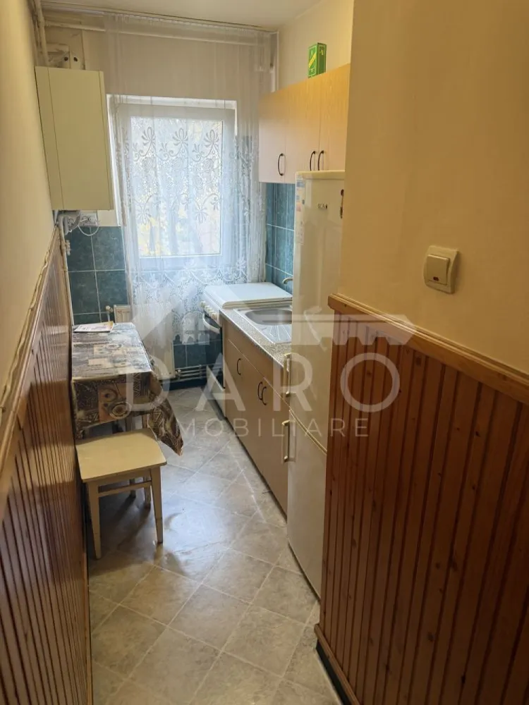 🏡 Apartament 2 camere de vânzare – Etaj 4 - 🏡 Apartament 2 camere de vânzare – Etaj 4 | Zonă excelentă | Aproape de parcuri și centre culturale Se oferă spre vânzare apartament cu 2 camere, situat la etajul 4 al unui bloc construit în anul 1990. Locuința are compartimentare nedecomandată și dispune de camere spațioase și luminoase, oferind un spațiu ideal pentru amenajarea unui cămin confortabil. 📍 Compartimentare: ✔ living ✔ dormitor ✔ bucătărie ✔ baie ✔ hol ✨ Caracteristici: ✔ camere spațioase și luminoase ✔ apartament bine compartimentat ✔ ideal pentru locuință sau investiție ✔ posibilitate de personalizare după propriul gust 📍 Avantaje locație: ✔ aproape de parcuri și zone verzi ✔ în apropiere de muzee și teatre ✔ supermarketuri și magazine în zonă ✔ cafenele și restaurante la câțiva pași ✔ acces facil la transportul public Zona oferă un echilibru perfect între liniște și acces rapid către punctele importante ale orașului. 📞 Pentru detalii și programarea unei vizionări: Coman Maria – DARO Imobiliare & Kiwi Finance 📱 0749 535 729 💳 Ai nevoie de finanțare pentru achiziție? Prin Kiwi Finance beneficiezi de: ✔ analiză gratuită pentru credit ✔ oferte de la peste 12 bănci ✔ negocierea dobânzii ✔ suport complet până la aprobarea creditului 🏡 DARO Imobiliare – găsim locuința potrivită. 💳 Kiwi Finance – te ajutăm să devii proprietar. }}