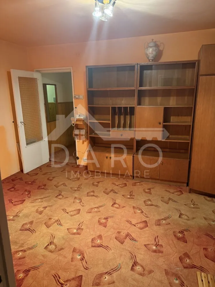🏡 Apartament 2 camere de vânzare – Etaj 4 - 🏡 Apartament 2 camere de vânzare – Etaj 4 | Zonă excelentă | Aproape de parcuri și centre culturale Se oferă spre vânzare apartament cu 2 camere, situat la etajul 4 al unui bloc construit în anul 1990. Locuința are compartimentare nedecomandată și dispune de camere spațioase și luminoase, oferind un spațiu ideal pentru amenajarea unui cămin confortabil. 📍 Compartimentare: ✔ living ✔ dormitor ✔ bucătărie ✔ baie ✔ hol ✨ Caracteristici: ✔ camere spațioase și luminoase ✔ apartament bine compartimentat ✔ ideal pentru locuință sau investiție ✔ posibilitate de personalizare după propriul gust 📍 Avantaje locație: ✔ aproape de parcuri și zone verzi ✔ în apropiere de muzee și teatre ✔ supermarketuri și magazine în zonă ✔ cafenele și restaurante la câțiva pași ✔ acces facil la transportul public Zona oferă un echilibru perfect între liniște și acces rapid către punctele importante ale orașului. 📞 Pentru detalii și programarea unei vizionări: Coman Maria – DARO Imobiliare & Kiwi Finance 📱 0749 535 729 💳 Ai nevoie de finanțare pentru achiziție? Prin Kiwi Finance beneficiezi de: ✔ analiză gratuită pentru credit ✔ oferte de la peste 12 bănci ✔ negocierea dobânzii ✔ suport complet până la aprobarea creditului 🏡 DARO Imobiliare – găsim locuința potrivită. 💳 Kiwi Finance – te ajutăm să devii proprietar. }}