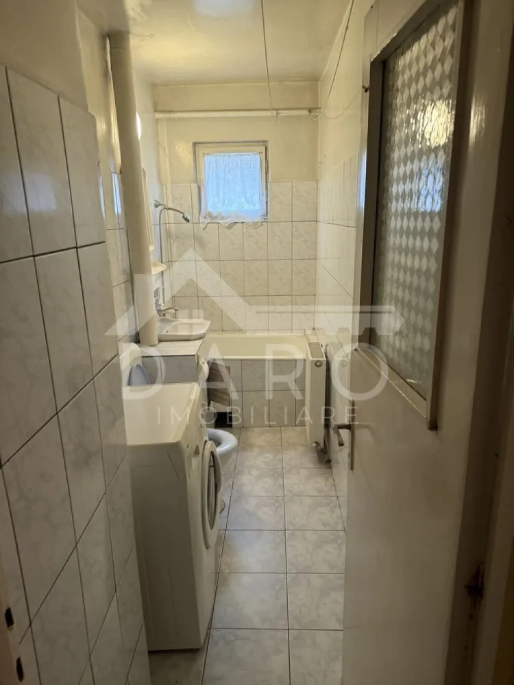🏡 Apartament 2 camere de vânzare – Etaj 4 - 🏡 Apartament 2 camere de vânzare – Etaj 4 | Zonă excelentă | Aproape de parcuri și centre culturale Se oferă spre vânzare apartament cu 2 camere, situat la etajul 4 al unui bloc construit în anul 1990. Locuința are compartimentare nedecomandată și dispune de camere spațioase și luminoase, oferind un spațiu ideal pentru amenajarea unui cămin confortabil. 📍 Compartimentare: ✔ living ✔ dormitor ✔ bucătărie ✔ baie ✔ hol ✨ Caracteristici: ✔ camere spațioase și luminoase ✔ apartament bine compartimentat ✔ ideal pentru locuință sau investiție ✔ posibilitate de personalizare după propriul gust 📍 Avantaje locație: ✔ aproape de parcuri și zone verzi ✔ în apropiere de muzee și teatre ✔ supermarketuri și magazine în zonă ✔ cafenele și restaurante la câțiva pași ✔ acces facil la transportul public Zona oferă un echilibru perfect între liniște și acces rapid către punctele importante ale orașului. 📞 Pentru detalii și programarea unei vizionări: Coman Maria – DARO Imobiliare & Kiwi Finance 📱 0749 535 729 💳 Ai nevoie de finanțare pentru achiziție? Prin Kiwi Finance beneficiezi de: ✔ analiză gratuită pentru credit ✔ oferte de la peste 12 bănci ✔ negocierea dobânzii ✔ suport complet până la aprobarea creditului 🏡 DARO Imobiliare – găsim locuința potrivită. 💳 Kiwi Finance – te ajutăm să devii proprietar. }}