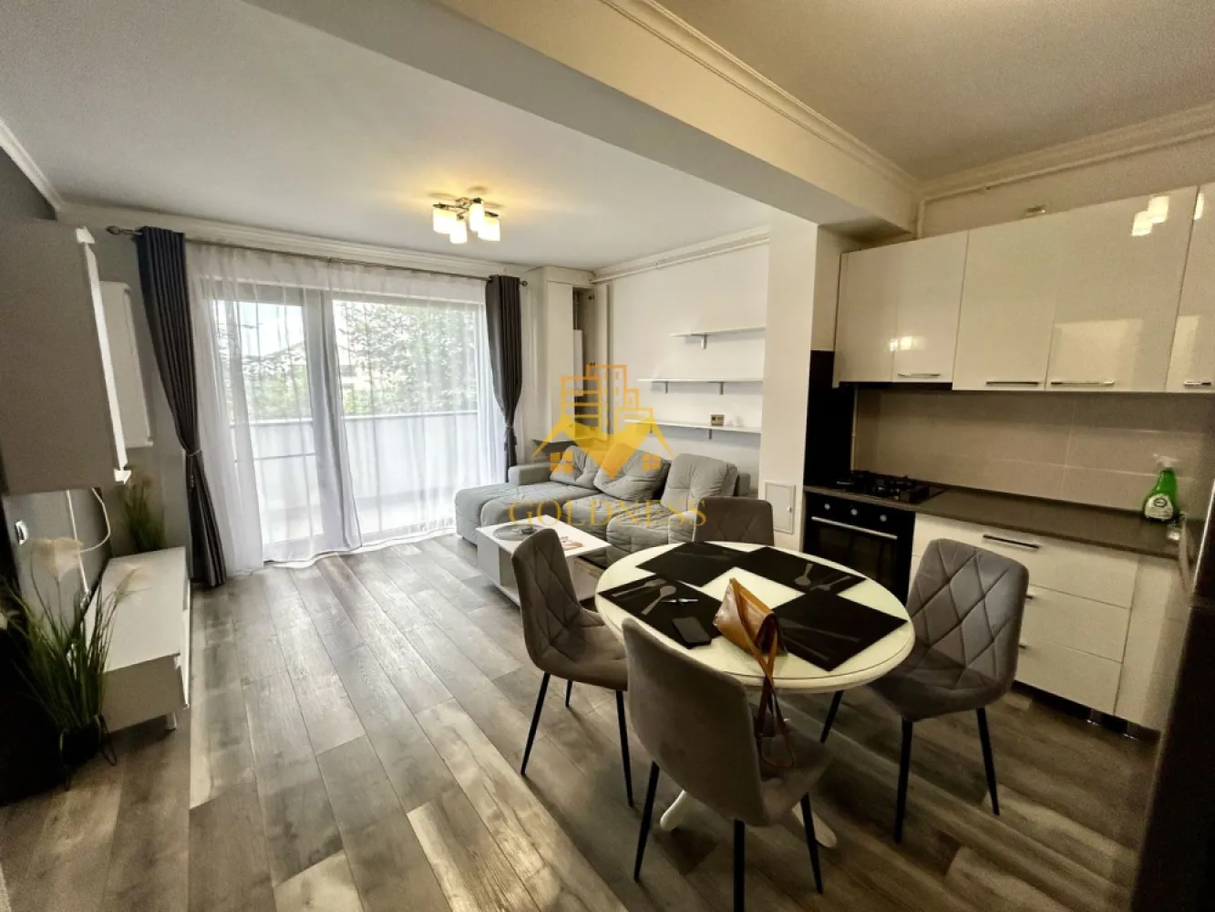 2 camere Openspace, modern, Europa zona,Luminia, OMV, Petfriendly - GOLDNESS Imobiliare vă propune spre închiriere un apartament cu 2 camere complet mobilat și utilat, la parterul inalt al unui imobil de 5 etaje, în Cartierul Europa!
Posibilitate de parcare in zona la liber!
Se află în apropierea stațiilor de transport în comun, magazine, restaurante, spații verzi, farmacii, etc. 

Apartamentul este compartimentat astfel:
 - dormitor cu pat matrimonial, dressing, noptiere
 - living cu bucatarie open space complet utilată și mobilată, canapea extensibilă, loc de servit masa 
 - baie cu cabina de dus, calorifer port prosop și dulap pentru depozitare.
 - balcon 5 mp.

Imobilul este dotat cu toate cele necesare- centrală proprie, frigider, aragaz, hotă, mașină de spălat haine, etc. 

Dacă sunteți interesați de acest apartament și doriți să îl vizionați, dar și pentru alte oferte nu ezitați să ne contactați telefonic sau prin e-mail. Vă stăm la dispoziție!
Pentru intermediere se percepe un comision de 50% din prețul chiriei!