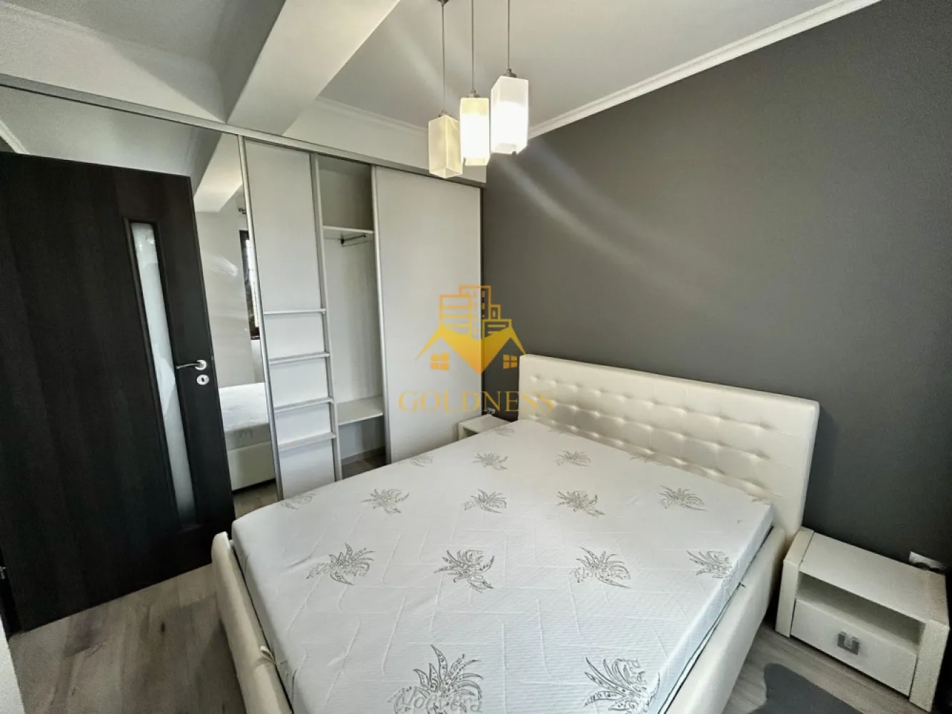 2 camere Openspace, modern, Europa zona,Luminia, OMV, Petfriendly - GOLDNESS Imobiliare vă propune spre închiriere un apartament cu 2 camere complet mobilat și utilat, la parterul inalt al unui imobil de 5 etaje, în Cartierul Europa!
Posibilitate de parcare in zona la liber!
Se află în apropierea stațiilor de transport în comun, magazine, restaurante, spații verzi, farmacii, etc. 

Apartamentul este compartimentat astfel:
 - dormitor cu pat matrimonial, dressing, noptiere
 - living cu bucatarie open space complet utilată și mobilată, canapea extensibilă, loc de servit masa 
 - baie cu cabina de dus, calorifer port prosop și dulap pentru depozitare.
 - balcon 5 mp.

Imobilul este dotat cu toate cele necesare- centrală proprie, frigider, aragaz, hotă, mașină de spălat haine, etc. 

Dacă sunteți interesați de acest apartament și doriți să îl vizionați, dar și pentru alte oferte nu ezitați să ne contactați telefonic sau prin e-mail. Vă stăm la dispoziție!
Pentru intermediere se percepe un comision de 50% din prețul chiriei!