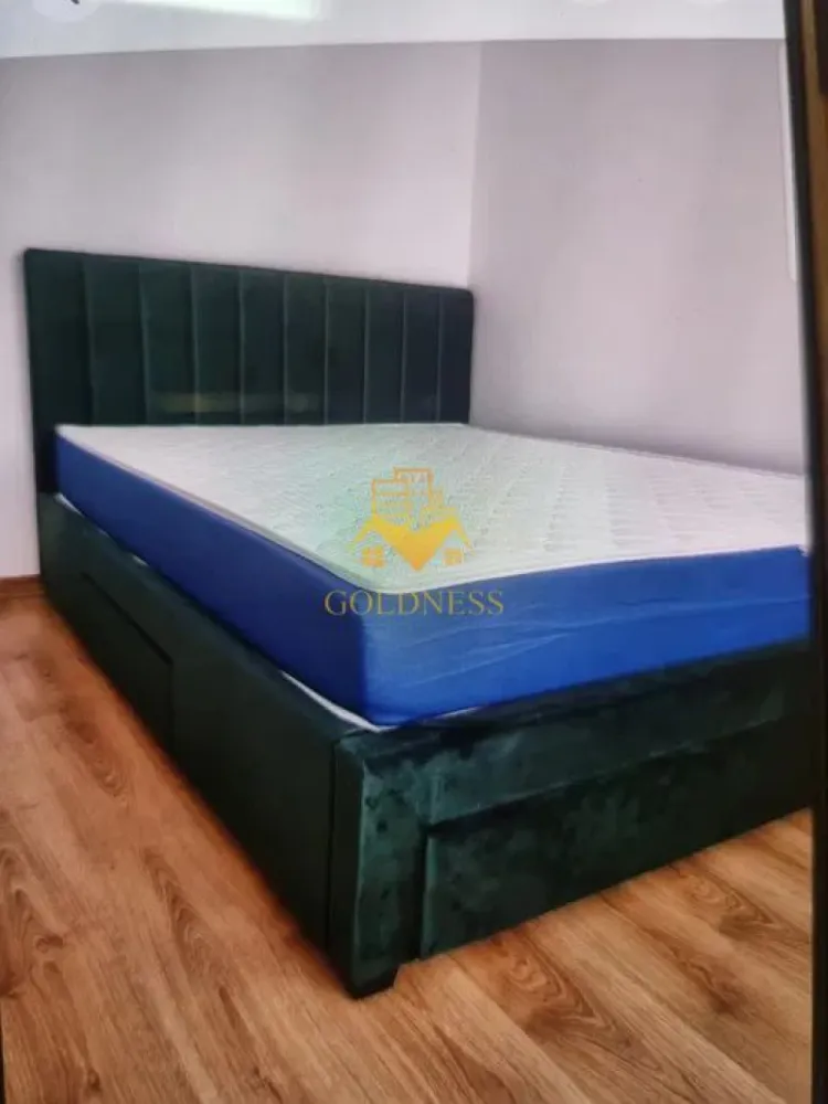 3 Camere decomandate, Parcare, Bulgaria, Piata Oser, Hornbach, Modern - GOLDNESS Imobiliare vă propune spre închiriere un apartament cu 3 camere complet mobilat și utilat, la etajul 1 într-un imobil de 2 etaje, în Cartierul Bulgaria.! Parcare inclusa! Se află în apropierea stațiilor de transport în comun, magazine, restaurante, spații verzi, farmacii, etc. Apartamentul este compartimentat astfel: - dormitor cu pat matrimonial, dressing, noptiere, iesire pe balcon, - dormitor cu pat matrimonial, dressing. - living cu bucatarie open space complet utilată și mobilată, canapea, loc de servit masa - baie cu dus walk-in, calorifer port prosop și dulap pentru depozitare. - balcon 4 mp. Imobilul este dotat cu toate cele necesare- centrală proprie, frigider, aragaz, hotă, mașină de spălat haine, etc. Dacă sunteți interesați de acest apartament și doriți să îl vizionați, dar și pentru alte oferte nu ezitați să ne contactați telefonic sau prin e-mail. Vă stăm la dispoziție! Pentru intermediere se percepe un comision de 50% din prețul chiriei! }}