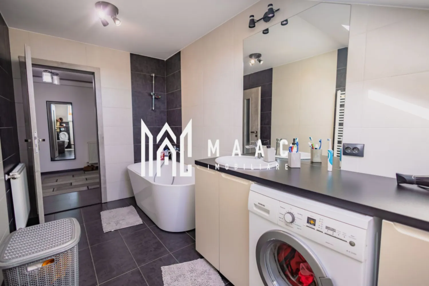 Apartament | 72 MP | 3 Camere | Balcon | Pictor Brana | Oportunitate Investiție - MAAC Imobiliare vă propune spre vânzare un apartament decomandat cu o suprafață utilă de 72 mp, conceput pentru a oferi confortul si liniștea de care aveți nevoie. La momentul de față are chiriași serioși,este bine întreținut ,se poate prelua cu ei sau fără. Proprietatea se remarcă prin orientarea sa favorabilă spre SUD, ceea ce face ca toate camerele să fie inundate de lumină naturală. Balconul generos de 12 mp reprezintă punctul forte al locuinței, oferind o priveliște neobturată spre munți, pe care o puteți admira zilnic atât din living, cat si din dormitor. Un avantaj major îl reprezintă cele două locuri de parcare incluse. Caracteristici si Dotări: -compartimentare: decomandat -living spațios cu bucătărie de 26 mp -dormitor principal de 16 mp si al doilea dormitor de 14 mp -baie generoasa de 8 mp -hol de 8 mp -balcon de 12 mp cu acces dublu si vedere superbă spre munți -orientare sudică pentru eficiență energetică și luminozitate Două spații de depozitare optimizate strategic Două locuri de parcare incluse în prețul de vânzare Amplasare retrasă într-un cadru liniștit, departe de traficul intens. Pentru programarea unei vizionări sau mai multe detalii contactați-ne și specificați codul proprietății: ID:CP2954447 }}