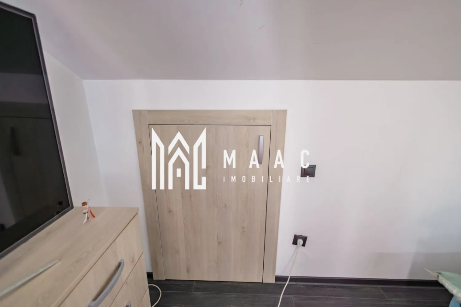 Apartament | 72 MP | 3 Camere | Balcon | Pictor Brana | Oportunitate Investiție - MAAC Imobiliare vă propune spre vânzare un apartament decomandat cu o suprafață utilă de 72 mp, conceput pentru a oferi confortul si liniștea de care aveți nevoie. La momentul de față are chiriași serioși,este bine întreținut ,se poate prelua cu ei sau fără. Proprietatea se remarcă prin orientarea sa favorabilă spre SUD, ceea ce face ca toate camerele să fie inundate de lumină naturală. Balconul generos de 12 mp reprezintă punctul forte al locuinței, oferind o priveliște neobturată spre munți, pe care o puteți admira zilnic atât din living, cat si din dormitor. Un avantaj major îl reprezintă cele două locuri de parcare incluse. Caracteristici si Dotări: -compartimentare: decomandat -living spațios cu bucătărie de 26 mp -dormitor principal de 16 mp si al doilea dormitor de 14 mp -baie generoasa de 8 mp -hol de 8 mp -balcon de 12 mp cu acces dublu si vedere superbă spre munți -orientare sudică pentru eficiență energetică și luminozitate Două spații de depozitare optimizate strategic Două locuri de parcare incluse în prețul de vânzare Amplasare retrasă într-un cadru liniștit, departe de traficul intens. Pentru programarea unei vizionări sau mai multe detalii contactați-ne și specificați codul proprietății: ID:CP2954447 }}
