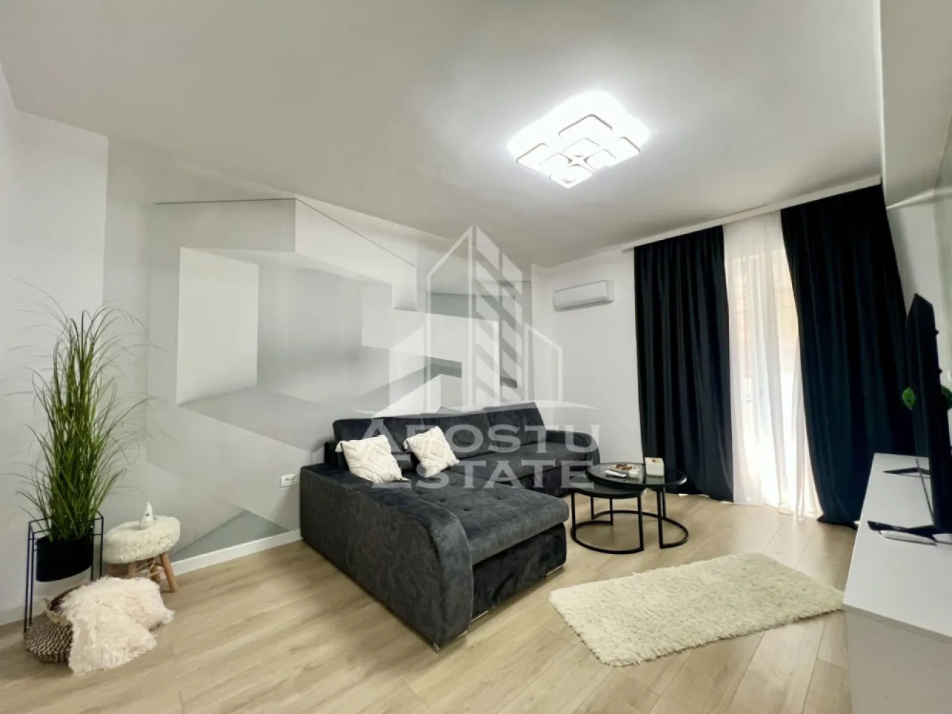 Apartament cu 2 camere de inchiriat, loc de parcare, Giroc - Agentia imobiliara APOSTU ESTATE va propune spre inchiriere un apartament cu 2 camere, spatios si luminos, situat in zona Giroc, o zona linistita si bine pozitionata la doar 5 minute de Timisoara, potrivit pentru cupluri sau familii la început de drum care isi doresc o locuinta unde sa se simta confortabil si cu acces facil catre scoli, statii de autobuz, supermarketuri , magazine de zona, parcuri.

Suprafata utila: 54 mp
Compartimentare eficienta:
- Bucatarie complet mobilata si utilata cu loc de luat masa
- Sufragerie spatioasa cu iesire directa pe balcon
- Dormitor cu pat matrimonial si iesire pe balcon
-Baie prevazuta cu cada si geam

Confort si facilitati:
- Incalzirea apartamentului: centrala proprie cu încălzire in pardoseala
- Apartamentul dispune de aer condiționat
- Apartamentul este complet mobilat si utilat

Localizare:
-Timis, zona Giroc– acces facil spre magazine, supermarketul Lidl, scoli, parcuri si mijloace de transport in comun.

Ideal pentru:
-Familii
-Cupluri

Disponibilitate: imediata
Programeaza o vizionare pentru a-ti putea imagina viitorul aici!
ID intern: CP3191307!