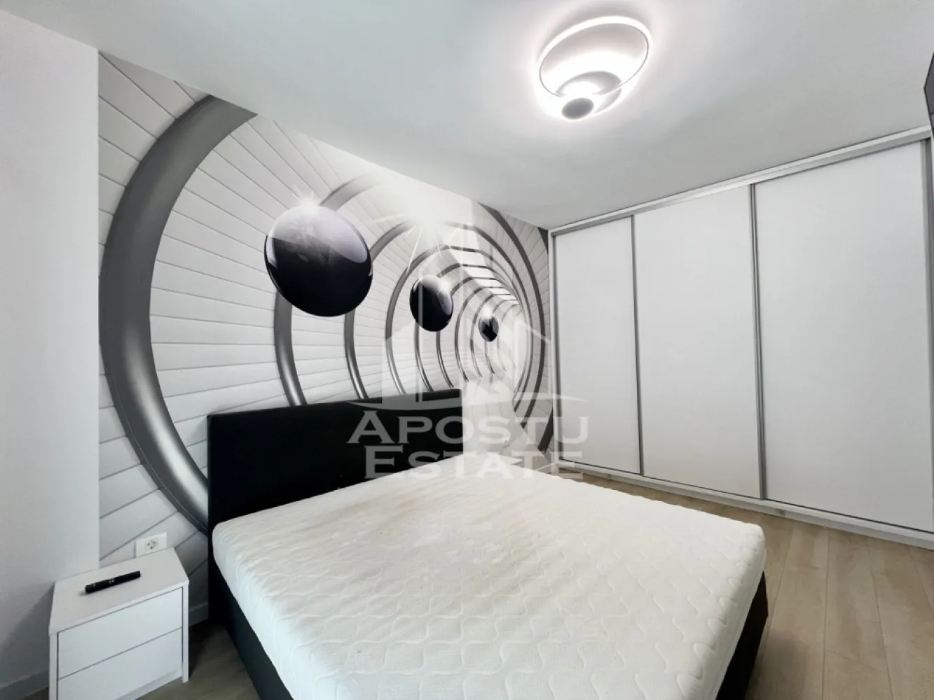 Apartament cu 2 camere de inchiriat, loc de parcare, Giroc - Agentia imobiliara APOSTU ESTATE va propune spre inchiriere un apartament cu 2 camere, spatios si luminos, situat in zona Giroc, o zona linistita si bine pozitionata la doar 5 minute de Timisoara, potrivit pentru cupluri sau familii la început de drum care isi doresc o locuinta unde sa se simta confortabil si cu acces facil catre scoli, statii de autobuz, supermarketuri , magazine de zona, parcuri.

Suprafata utila: 54 mp
Compartimentare eficienta:
- Bucatarie complet mobilata si utilata cu loc de luat masa
- Sufragerie spatioasa cu iesire directa pe balcon
- Dormitor cu pat matrimonial si iesire pe balcon
-Baie prevazuta cu cada si geam

Confort si facilitati:
- Incalzirea apartamentului: centrala proprie cu încălzire in pardoseala
- Apartamentul dispune de aer condiționat
- Apartamentul este complet mobilat si utilat

Localizare:
-Timis, zona Giroc– acces facil spre magazine, supermarketul Lidl, scoli, parcuri si mijloace de transport in comun.

Ideal pentru:
-Familii
-Cupluri

Disponibilitate: imediata
Programeaza o vizionare pentru a-ti putea imagina viitorul aici!
ID intern: CP3191307!