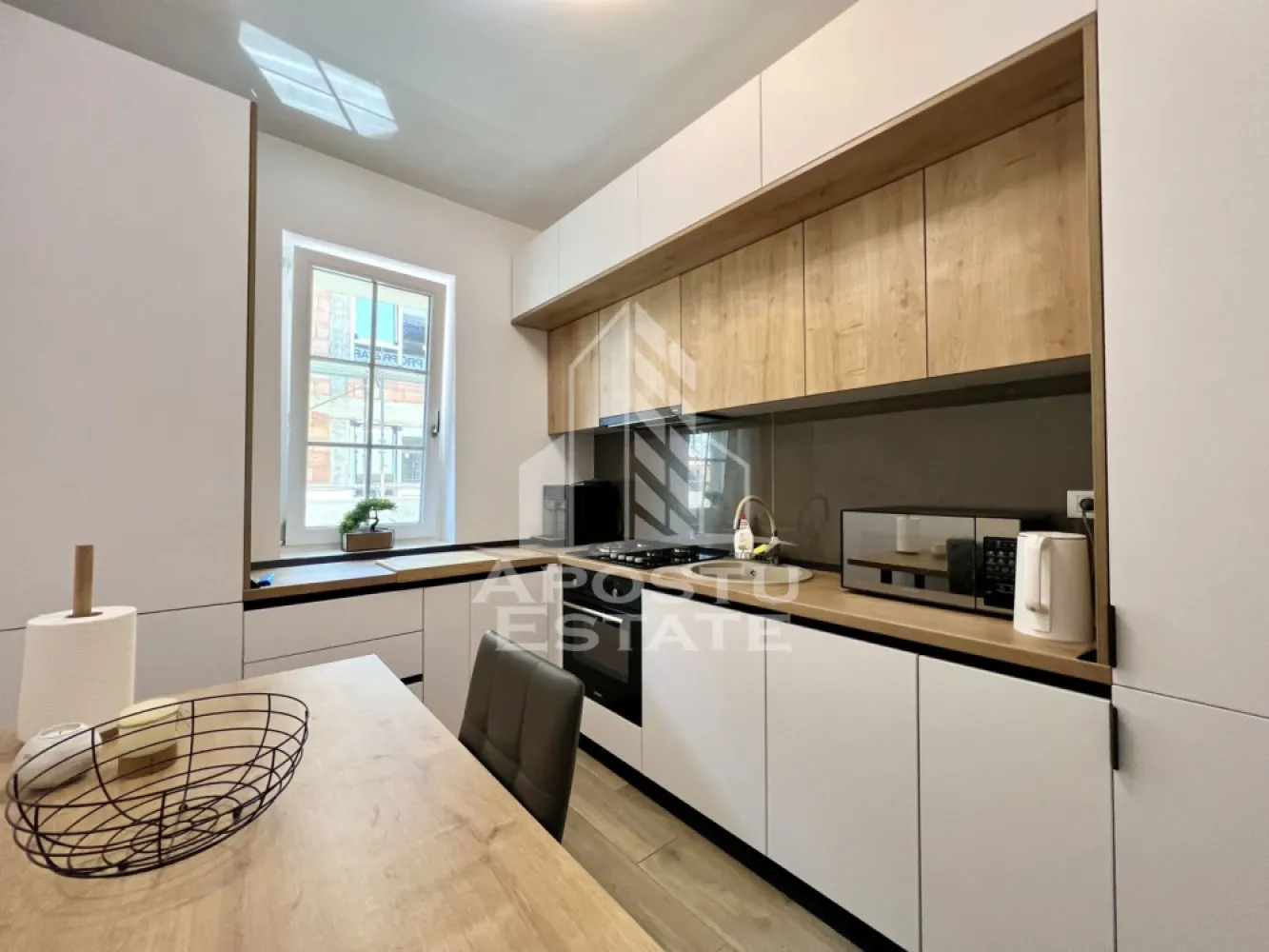 Apartament cu 2 camere de inchiriat, loc de parcare, Giroc - Agentia imobiliara APOSTU ESTATE va propune spre inchiriere un apartament cu 2 camere, spatios si luminos, situat in zona Giroc, o zona linistita si bine pozitionata la doar 5 minute de Timisoara, potrivit pentru cupluri sau familii la început de drum care isi doresc o locuinta unde sa se simta confortabil si cu acces facil catre scoli, statii de autobuz, supermarketuri , magazine de zona, parcuri.

Suprafata utila: 54 mp
Compartimentare eficienta:
- Bucatarie complet mobilata si utilata cu loc de luat masa
- Sufragerie spatioasa cu iesire directa pe balcon
- Dormitor cu pat matrimonial si iesire pe balcon
-Baie prevazuta cu cada si geam

Confort si facilitati:
- Incalzirea apartamentului: centrala proprie cu încălzire in pardoseala
- Apartamentul dispune de aer condiționat
- Apartamentul este complet mobilat si utilat

Localizare:
-Timis, zona Giroc– acces facil spre magazine, supermarketul Lidl, scoli, parcuri si mijloace de transport in comun.

Ideal pentru:
-Familii
-Cupluri

Disponibilitate: imediata
Programeaza o vizionare pentru a-ti putea imagina viitorul aici!
ID intern: CP3191307!
