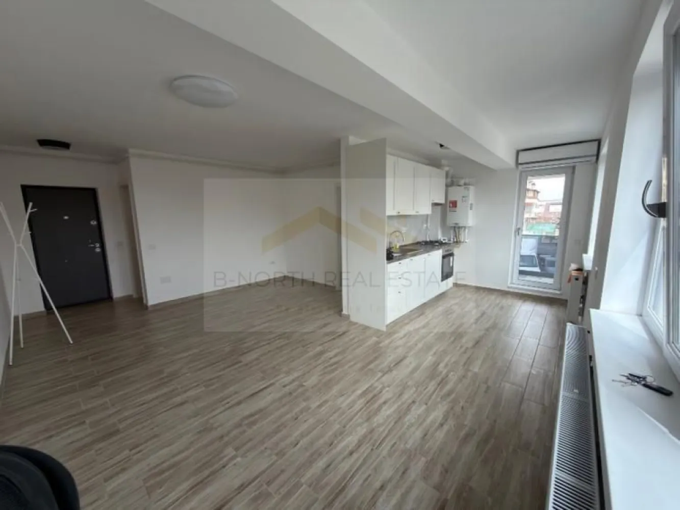 Spațiu pentru birou / cabinet de închiriat | Șoseaua Olteniței | Loc de parcare - B-North Real Estate vă propune spre închiriere un apartament cu 2 camere, situat într-un bloc nou, pe Șoseaua Olteniței nr. 20, Popești-Leordeni. Datorită poziției stradale și faptului că este nemobilat, spațiul este ideal pentru activități profesionale.
Apartamentul este amplasat la etajul 1, beneficiază de loc de parcare inclus și poate fi amenajat în funcție de necesitățile viitorului chiriaș.

Caracteristici principale:

Apartament 2 camere
Etaj 1
Bloc nou
Nemobilat
Aer condiționat
Loc de parcare inclus
Disponibil imediat

Pretabil pentru:

Birou
Cabinet de avocatură
Cabinet de contabilitate
Notariat
Agenție imobiliară
Broker credite / asigurări
Cabinet de psihologie
Cabinet de nutriție
Birou de consultanță
IT și servicii profesionale
Activități administrative

Avantaje locație:

Șoseaua Olteniței nr. 20, Popești-Leordeni
Poziție stradală, cu vizibilitate foarte bună
Acces rapid către București și mijloacele de transport
În apropiere de Lidl, Mega Image, Farmacia Tei, Sinsay și alte magazine
Zonă cu trafic și numeroase facilități

Preț și condiții:

Chirie: 530 euro/lună
Garanție: echivalentul unei luni de chirie
Loc de parcare inclus

Pentru informații suplimentare și programarea unei vizionări, contactați B-North Real Estate.