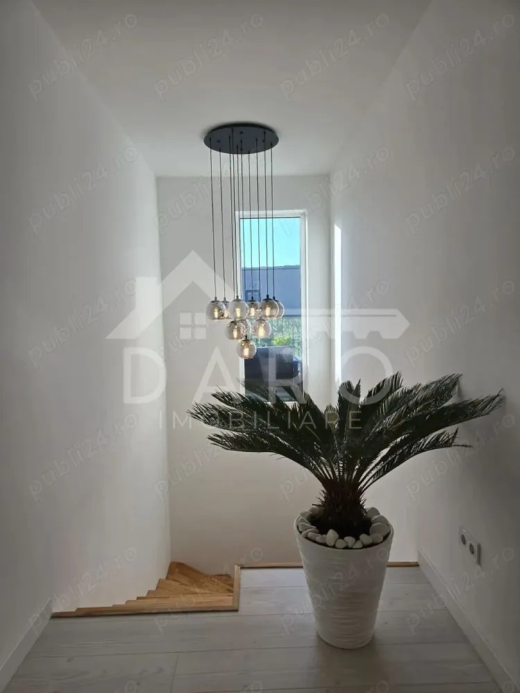 🏡 Penthouse exclusivist cu 4 camere – 120 mp utili - 🏡 Penthouse exclusivist cu 4 camere – 120 mp utili | Terasă 66 mp | Unirii Park Residence 💰 Preț: 257.000 € Se oferă spre vânzare un penthouse spectaculos, situat în Târgu Mureș, cartierul Unirii – Unirii Park Residence, strada Pomilor nr. 32, într-o zonă liniștită de case. Proprietatea impresionează prin designul minimalist, finisajele premium și spațiile generoase, fiind ideală pentru cei care își doresc confort, eleganță și intimitate. 📐 Suprafețe: ✔ suprafață utilă: 120 mp ✔ suprafață construită: 158 mp ✔ terase: 66 mp ✔ apartament dispus pe 2 nivele cu scară interioară 📍 Primul nivel – 80 mp utili ✔ hol spațios ✔ living + bucătărie open space 55 mp ✔ balcon 16 mp ✔ magazie / debara pentru depozitare ✔ dormitor de oaspeți cu balcon ✔ baie modernă cu duș walk-in 📍 Al doilea nivel – 40 mp utili ✔ 2 dormitoare ✔ dressing walk-in ✔ hol + casa scării ✔ baie elegantă cu cadă freestanding ✔ acces către terasă panoramică 🌿 Terasă spectaculoasă – 66 mp Un spațiu perfect pentru relaxare și socializare, cu vedere deschisă. Dotări terasă: ✔ set canapea, masă și fotolii din aluminiu ✔ 2 șezlonguri cu saltele relax ✔ cuib ratan de relaxare ✔ grătar pe gaz cu 4 arzătoare Tenneker ✨ Finisaje și dotări premium ✔ bucătărie la comandă MDF + HPL cu insulă ✔ electrocasnice Electrolux, Teka ✔ frigider încorporat Beko ✔ mobilier premium Somproduct, Urban Woods, Zara Home ✔ băi utilate Romstal + Hansgrohe ✔ dressing la comandă cu iluminare LED ✔ aer condiționat Gree 18.000 BTU ✔ centrală proprie cu sistem inteligent TADO ✔ videointerfon cu înregistrare apeluri ✔ 3 televizoare smart 🚗 2 locuri de parcare incluse 📍 Avantaje locație ✔ zonă liniștită de case ✔ aproape de supermarketuri ✔ aproape de școli și grădinițe ✔ acces rapid către centrul orașului 🤝 Proprietate promovată prin DARO Imobiliare 📞 Detalii și vizionări: Coman Maria – DARO Imobiliare & Kiwi Finance 📱 0749 535 729 💳 Ai nevoie de finanțare pentru achiziție? Prin Kiwi Finance beneficiezi de: ✔ analiză gratuită pentru credit ✔ oferte de la peste 12 bănci ✔ negocierea dobânzii ✔ suport complet până la aprobarea creditului 🏡 DARO Imobiliare – găsim locuința potrivită. 💳 Kiwi Finance – te ajutăm să devii proprietar. }}