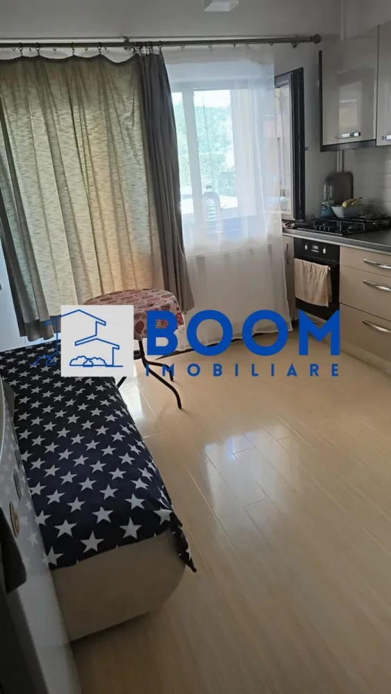 Garsoniera | 55 mp | Dem Rădulescu | Bloc Nou 2016 | Parcare proprie - Boom Imobiliare vă propune spre vânzare un apartament cu o suprafață utilă de 55 mp, situat la parterul unui bloc construit în anul 2016, amplasat pe Bulevardul Dem Rădulescu, una dintre cele mai apreciate și căutate zone din Râmnicu Vâlcea.

Apartamentul se remarcă prin suprafața generoasă și compartimentarea practică, fiind o alegere excelentă atât pentru locuință proprie, cât și pentru investiție, inclusiv pentru închiriere în regim hotelier, datorită amplasării în apropierea clinicilor medicale, ștrandului, restaurantelor, supermarketurilor și a celorlalte puncte de interes.

Locuința beneficiază de două balcoane spațioase, un avantaj rar întâlnit la apartamentele situate la parter, oferind lumină naturală și spațiu suplimentar pentru relaxare sau depozitare. Dispune de vedere pe trei laturi ale imobilului, loc de parcare înscris în acte și două căi de acces, de asemenea trecute în acte. Complexul este securizat prin barieră și supraveghere video, oferind confort și siguranță.

Pentru mai multe detalii si vizionare contactati echipa BOOm Imobiliare CP3209158