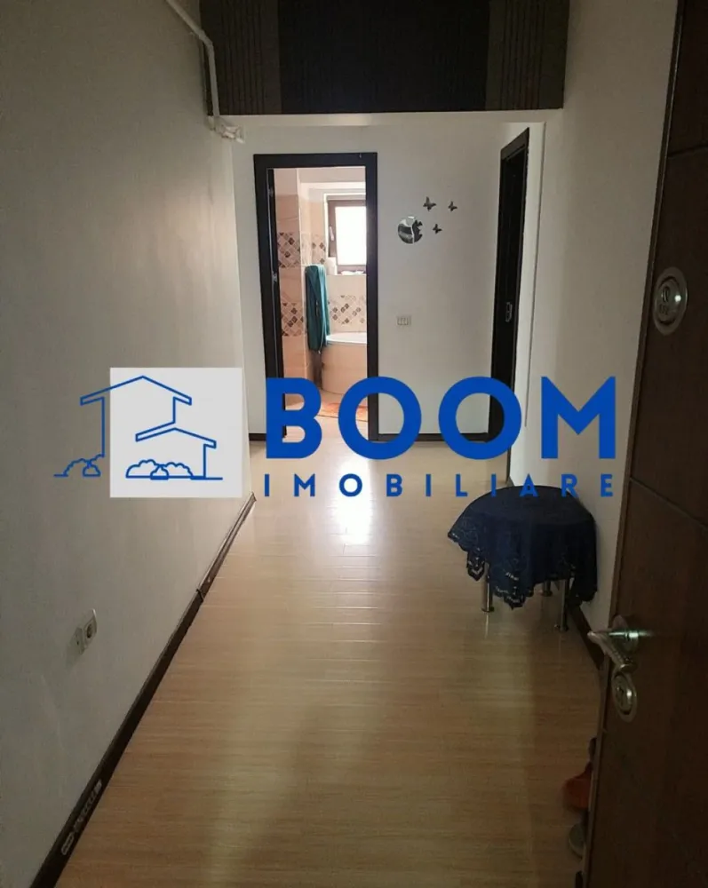 Garsoniera | 55 mp | Dem Rădulescu | Bloc Nou 2016 | Parcare proprie - Boom Imobiliare vă propune spre vânzare un apartament cu o suprafață utilă de 55 mp, situat la parterul unui bloc construit în anul 2016, amplasat pe Bulevardul Dem Rădulescu, una dintre cele mai apreciate și căutate zone din Râmnicu Vâlcea.

Apartamentul se remarcă prin suprafața generoasă și compartimentarea practică, fiind o alegere excelentă atât pentru locuință proprie, cât și pentru investiție, inclusiv pentru închiriere în regim hotelier, datorită amplasării în apropierea clinicilor medicale, ștrandului, restaurantelor, supermarketurilor și a celorlalte puncte de interes.

Locuința beneficiază de două balcoane spațioase, un avantaj rar întâlnit la apartamentele situate la parter, oferind lumină naturală și spațiu suplimentar pentru relaxare sau depozitare. Dispune de vedere pe trei laturi ale imobilului, loc de parcare înscris în acte și două căi de acces, de asemenea trecute în acte. Complexul este securizat prin barieră și supraveghere video, oferind confort și siguranță.

Pentru mai multe detalii si vizionare contactati echipa BOOm Imobiliare CP3209158