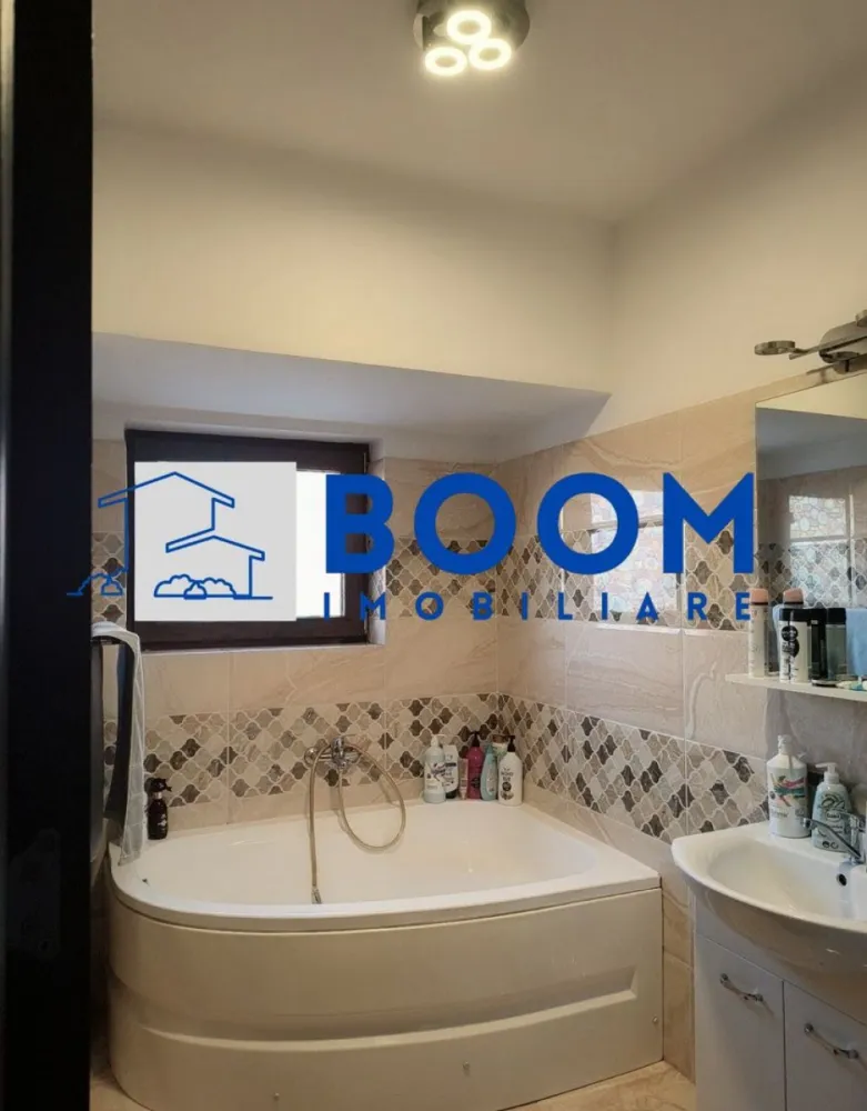 Garsoniera | 55 mp | Dem Rădulescu | Bloc Nou 2016 | Parcare proprie - Boom Imobiliare vă propune spre vânzare un apartament cu o suprafață utilă de 55 mp, situat la parterul unui bloc construit în anul 2016, amplasat pe Bulevardul Dem Rădulescu, una dintre cele mai apreciate și căutate zone din Râmnicu Vâlcea.

Apartamentul se remarcă prin suprafața generoasă și compartimentarea practică, fiind o alegere excelentă atât pentru locuință proprie, cât și pentru investiție, inclusiv pentru închiriere în regim hotelier, datorită amplasării în apropierea clinicilor medicale, ștrandului, restaurantelor, supermarketurilor și a celorlalte puncte de interes.

Locuința beneficiază de două balcoane spațioase, un avantaj rar întâlnit la apartamentele situate la parter, oferind lumină naturală și spațiu suplimentar pentru relaxare sau depozitare. Dispune de vedere pe trei laturi ale imobilului, loc de parcare înscris în acte și două căi de acces, de asemenea trecute în acte. Complexul este securizat prin barieră și supraveghere video, oferind confort și siguranță.

Pentru mai multe detalii si vizionare contactati echipa BOOm Imobiliare CP3209158