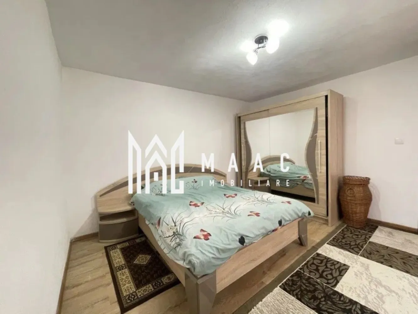 Casă individuală | 3 camere | Curte mare | Zonă liniștită | Șura Mare - Maac Imobiliare prezintă o casă individuală de vânzare în Șura Mare, situată într-o zonă liniștită, la doar câteva minute de Sibiu. Casa este de tip individual și este compartimentată eficient astfel: ~ Parter: hol, living, baie, bucătărie și două dormitoare; ~ Pod: spațiu generos pentru depozitare. Imobilul a fost construit în anul 1980, iar în 2024 a fost renovat. Construcția este realizată din cărămidă și beneficiază de sistem de încălzire cu centrală termică proprie, calorifere și șemineu, oferind confort termic pe tot parcursul anului. Suprafața construită a casei este de 114 mp, suprafața utilă este de 90 mp, iar terenul are o suprafață totală de 540 mp. Curtea liberă este de aproximativ 426 mp, oferind suficient spațiu pentru amenajarea unei zone de relaxare, loc de joacă pentru copii sau diverse spații de depozitare. Proprietatea se vinde mobilată și utilată, fiind dotată cu: aragaz, mașină de spălat rufe și frigider cu congelator. Finisaje și dotări: Ușă de intrare: PVC Uși interioare: celulare Tâmplărie: PVC cu geam termopan Pardoseli: parchet și gresie Izolație termică exterioară Această proprietate reprezintă o alegere potrivită pentru cei care își doresc liniștea unei localități apropiate de oraș, dar și acces rapid către Sibiu. Pentru mai multe detalii și programarea unei vizionări, vă stăm cu drag la dispoziție. CP2961904. }}