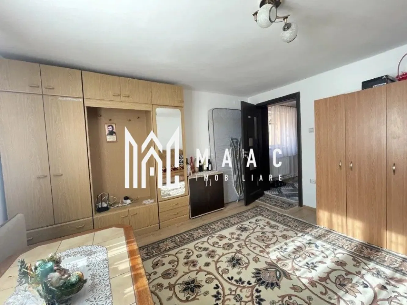 Casă individuală | 3 camere | Curte mare | Zonă liniștită | Șura Mare - Maac Imobiliare prezintă o casă individuală de vânzare în Șura Mare, situată într-o zonă liniștită, la doar câteva minute de Sibiu. Casa este de tip individual și este compartimentată eficient astfel: ~ Parter: hol, living, baie, bucătărie și două dormitoare; ~ Pod: spațiu generos pentru depozitare. Imobilul a fost construit în anul 1980, iar în 2024 a fost renovat. Construcția este realizată din cărămidă și beneficiază de sistem de încălzire cu centrală termică proprie, calorifere și șemineu, oferind confort termic pe tot parcursul anului. Suprafața construită a casei este de 114 mp, suprafața utilă este de 90 mp, iar terenul are o suprafață totală de 540 mp. Curtea liberă este de aproximativ 426 mp, oferind suficient spațiu pentru amenajarea unei zone de relaxare, loc de joacă pentru copii sau diverse spații de depozitare. Proprietatea se vinde mobilată și utilată, fiind dotată cu: aragaz, mașină de spălat rufe și frigider cu congelator. Finisaje și dotări: Ușă de intrare: PVC Uși interioare: celulare Tâmplărie: PVC cu geam termopan Pardoseli: parchet și gresie Izolație termică exterioară Această proprietate reprezintă o alegere potrivită pentru cei care își doresc liniștea unei localități apropiate de oraș, dar și acces rapid către Sibiu. Pentru mai multe detalii și programarea unei vizionări, vă stăm cu drag la dispoziție. CP2961904. }}