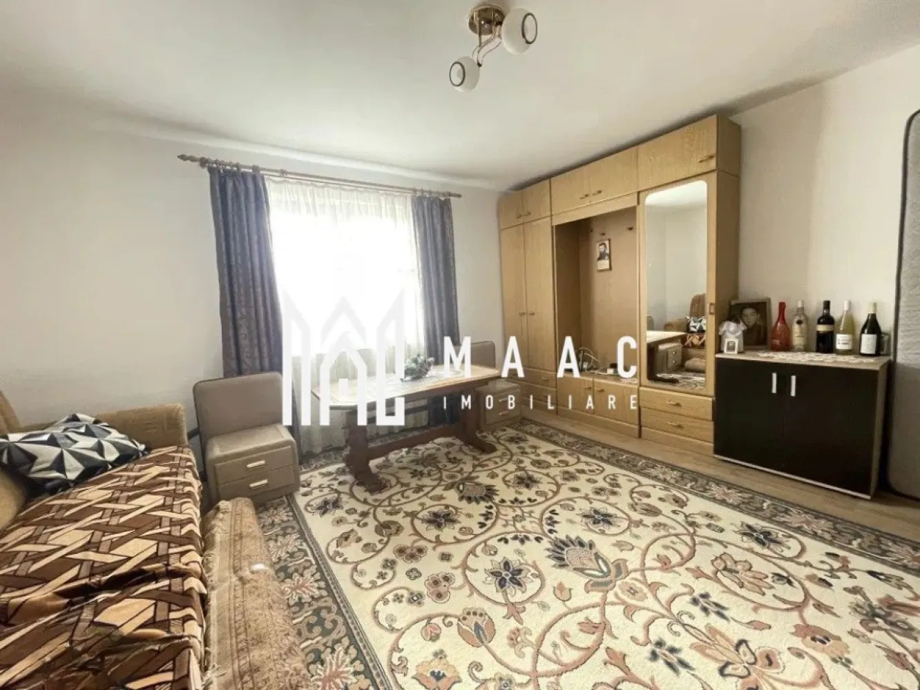 Casă individuală | 3 camere | Curte mare | Zonă liniștită | Șura Mare - Maac Imobiliare prezintă o casă individuală de vânzare în Șura Mare, situată într-o zonă liniștită, la doar câteva minute de Sibiu. Casa este de tip individual și este compartimentată eficient astfel: ~ Parter: hol, living, baie, bucătărie și două dormitoare; ~ Pod: spațiu generos pentru depozitare. Imobilul a fost construit în anul 1980, iar în 2024 a fost renovat. Construcția este realizată din cărămidă și beneficiază de sistem de încălzire cu centrală termică proprie, calorifere și șemineu, oferind confort termic pe tot parcursul anului. Suprafața construită a casei este de 114 mp, suprafața utilă este de 90 mp, iar terenul are o suprafață totală de 540 mp. Curtea liberă este de aproximativ 426 mp, oferind suficient spațiu pentru amenajarea unei zone de relaxare, loc de joacă pentru copii sau diverse spații de depozitare. Proprietatea se vinde mobilată și utilată, fiind dotată cu: aragaz, mașină de spălat rufe și frigider cu congelator. Finisaje și dotări: Ușă de intrare: PVC Uși interioare: celulare Tâmplărie: PVC cu geam termopan Pardoseli: parchet și gresie Izolație termică exterioară Această proprietate reprezintă o alegere potrivită pentru cei care își doresc liniștea unei localități apropiate de oraș, dar și acces rapid către Sibiu. Pentru mai multe detalii și programarea unei vizionări, vă stăm cu drag la dispoziție. CP2961904. }}