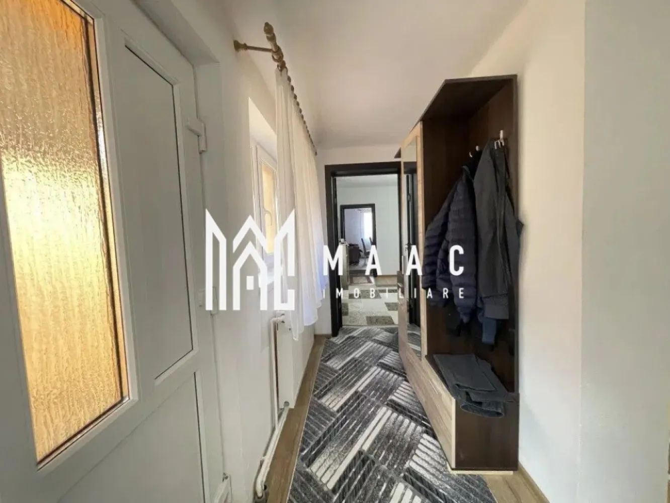 Casă individuală | 3 camere | Curte mare | Zonă liniștită | Șura Mare - Maac Imobiliare prezintă o casă individuală de vânzare în Șura Mare, situată într-o zonă liniștită, la doar câteva minute de Sibiu. Casa este de tip individual și este compartimentată eficient astfel: ~ Parter: hol, living, baie, bucătărie și două dormitoare; ~ Pod: spațiu generos pentru depozitare. Imobilul a fost construit în anul 1980, iar în 2024 a fost renovat. Construcția este realizată din cărămidă și beneficiază de sistem de încălzire cu centrală termică proprie, calorifere și șemineu, oferind confort termic pe tot parcursul anului. Suprafața construită a casei este de 114 mp, suprafața utilă este de 90 mp, iar terenul are o suprafață totală de 540 mp. Curtea liberă este de aproximativ 426 mp, oferind suficient spațiu pentru amenajarea unei zone de relaxare, loc de joacă pentru copii sau diverse spații de depozitare. Proprietatea se vinde mobilată și utilată, fiind dotată cu: aragaz, mașină de spălat rufe și frigider cu congelator. Finisaje și dotări: Ușă de intrare: PVC Uși interioare: celulare Tâmplărie: PVC cu geam termopan Pardoseli: parchet și gresie Izolație termică exterioară Această proprietate reprezintă o alegere potrivită pentru cei care își doresc liniștea unei localități apropiate de oraș, dar și acces rapid către Sibiu. Pentru mai multe detalii și programarea unei vizionări, vă stăm cu drag la dispoziție. CP2961904. }}