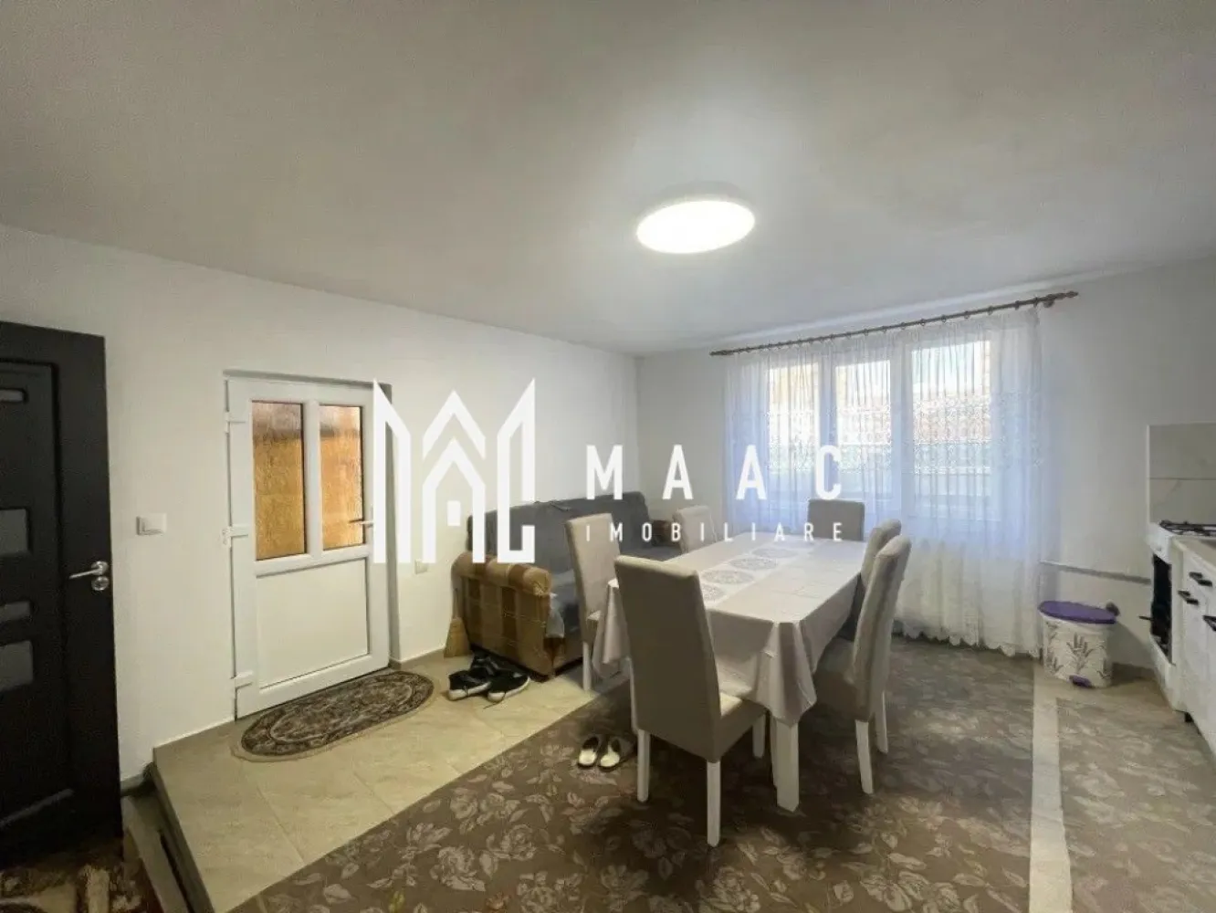 Casă individuală | 3 camere | Curte mare | Zonă liniștită | Șura Mare - Maac Imobiliare prezintă o casă individuală de vânzare în Șura Mare, situată într-o zonă liniștită, la doar câteva minute de Sibiu. Casa este de tip individual și este compartimentată eficient astfel: ~ Parter: hol, living, baie, bucătărie și două dormitoare; ~ Pod: spațiu generos pentru depozitare. Imobilul a fost construit în anul 1980, iar în 2024 a fost renovat. Construcția este realizată din cărămidă și beneficiază de sistem de încălzire cu centrală termică proprie, calorifere și șemineu, oferind confort termic pe tot parcursul anului. Suprafața construită a casei este de 114 mp, suprafața utilă este de 90 mp, iar terenul are o suprafață totală de 540 mp. Curtea liberă este de aproximativ 426 mp, oferind suficient spațiu pentru amenajarea unei zone de relaxare, loc de joacă pentru copii sau diverse spații de depozitare. Proprietatea se vinde mobilată și utilată, fiind dotată cu: aragaz, mașină de spălat rufe și frigider cu congelator. Finisaje și dotări: Ușă de intrare: PVC Uși interioare: celulare Tâmplărie: PVC cu geam termopan Pardoseli: parchet și gresie Izolație termică exterioară Această proprietate reprezintă o alegere potrivită pentru cei care își doresc liniștea unei localități apropiate de oraș, dar și acces rapid către Sibiu. Pentru mai multe detalii și programarea unei vizionări, vă stăm cu drag la dispoziție. CP2961904. }}