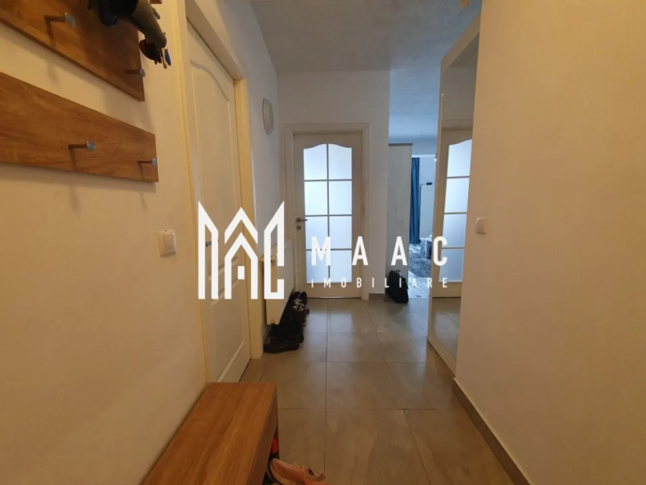 Apartament 2 camere | Mobilat & Utilat | Etaj 6/11 | Doamna Stanca - Maac Imobiliare vă prezintă un apartament cu 2 camere, decomandat, situat în zona Doamna Stanca – o zonă modernă, în plină dezvoltare, cu acces facil către principalele puncte de interes din Sibiu. 🔹 Detalii generale: Suprafață utilă: 45 mp Balcon: 5 mp Etaj: 6 din 11, cu 2 lifturi Compartimentare: living open space cu bucătărie, dormitor matrimonial, baie, hol, balcon 🔹 Confort și dotări: Încălzire proprie cu centrală termică și calorifere Se vinde parțial mobilat și parțial utilat – ideal pentru personalizare ulterioară 🔹 Avantaje ale locației: Acces rapid către Shopping City Sibiu – 5 minute de mers pe jos În apropiere: Lidl, Mega Image, Dedeman, școli, grădinițe și mijloace de transport Zonă liniștită, dar excelent conectată la oraș Pentru mai multe detalii sau pentru a programa o vizionare, vă rugăm să ne contactați și să menționați ID-ul anunțului: CP2835274 }}