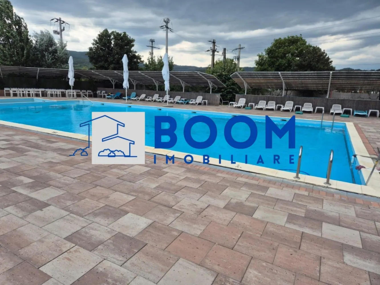 Complex HoReCa | Daesti, Râmnicu Vâlcea | 320 mp, teren 4.100 mp - Complex HoReCa stradal, cu piscină, restaurant și spații pentru evenimente, în Daesti, Râmnicu Vâlcea. Proprietatea are 320 mp utili și un teren generos de 4.100 mp, fiind o ofertă completă pentru activități de relaxare, servire și organizare de evenimente.

Detalii proprietate:
• Construcție din 2020
• Piesă centrală: bazin de înot de aproximativ 230 mp, cu zonă pentru adulți și bazin separat pentru copii
• Trei terase, dintre care două acoperite, plus o terasă lângă piscina principală
• Bar exterior cu design exotic, restaurant cu aproximativ 100 de locuri
• Bucătărie profesională complet utilată, mobilier, șezlonguri, aranjamente și echipamente existente
• Predare la cheie, cu istoric de peste 15 ani pe piață

Contextul locației este un avantaj real pentru acest tip de activitate: amplasament stradal, cu acces facil și vizibilitate bună, într-o zonă care permite organizarea de evenimente fără a deranja vecinătățile. Poziționarea oferă acces rapid spre Râmnicu Vâlcea și spre zona Călimănești.

Pentru detalii suplimentare și programarea unei vizionări, contactați echipa BOOM Imobiliare. Cod anunț CP3195703 .
