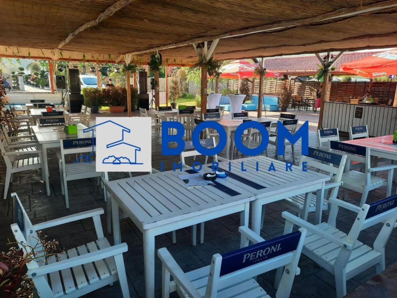 Complex HoReCa | Daesti, Râmnicu Vâlcea | 320 mp, teren 4.100 mp - Complex HoReCa stradal, cu piscină, restaurant și spații pentru evenimente, în Daesti, Râmnicu Vâlcea. Proprietatea are 320 mp utili și un teren generos de 4.100 mp, fiind o ofertă completă pentru activități de relaxare, servire și organizare de evenimente.

Detalii proprietate:
• Construcție din 2020
• Piesă centrală: bazin de înot de aproximativ 230 mp, cu zonă pentru adulți și bazin separat pentru copii
• Trei terase, dintre care două acoperite, plus o terasă lângă piscina principală
• Bar exterior cu design exotic, restaurant cu aproximativ 100 de locuri
• Bucătărie profesională complet utilată, mobilier, șezlonguri, aranjamente și echipamente existente
• Predare la cheie, cu istoric de peste 15 ani pe piață

Contextul locației este un avantaj real pentru acest tip de activitate: amplasament stradal, cu acces facil și vizibilitate bună, într-o zonă care permite organizarea de evenimente fără a deranja vecinătățile. Poziționarea oferă acces rapid spre Râmnicu Vâlcea și spre zona Călimănești.

Pentru detalii suplimentare și programarea unei vizionări, contactați echipa BOOM Imobiliare. Cod anunț CP3195703 .