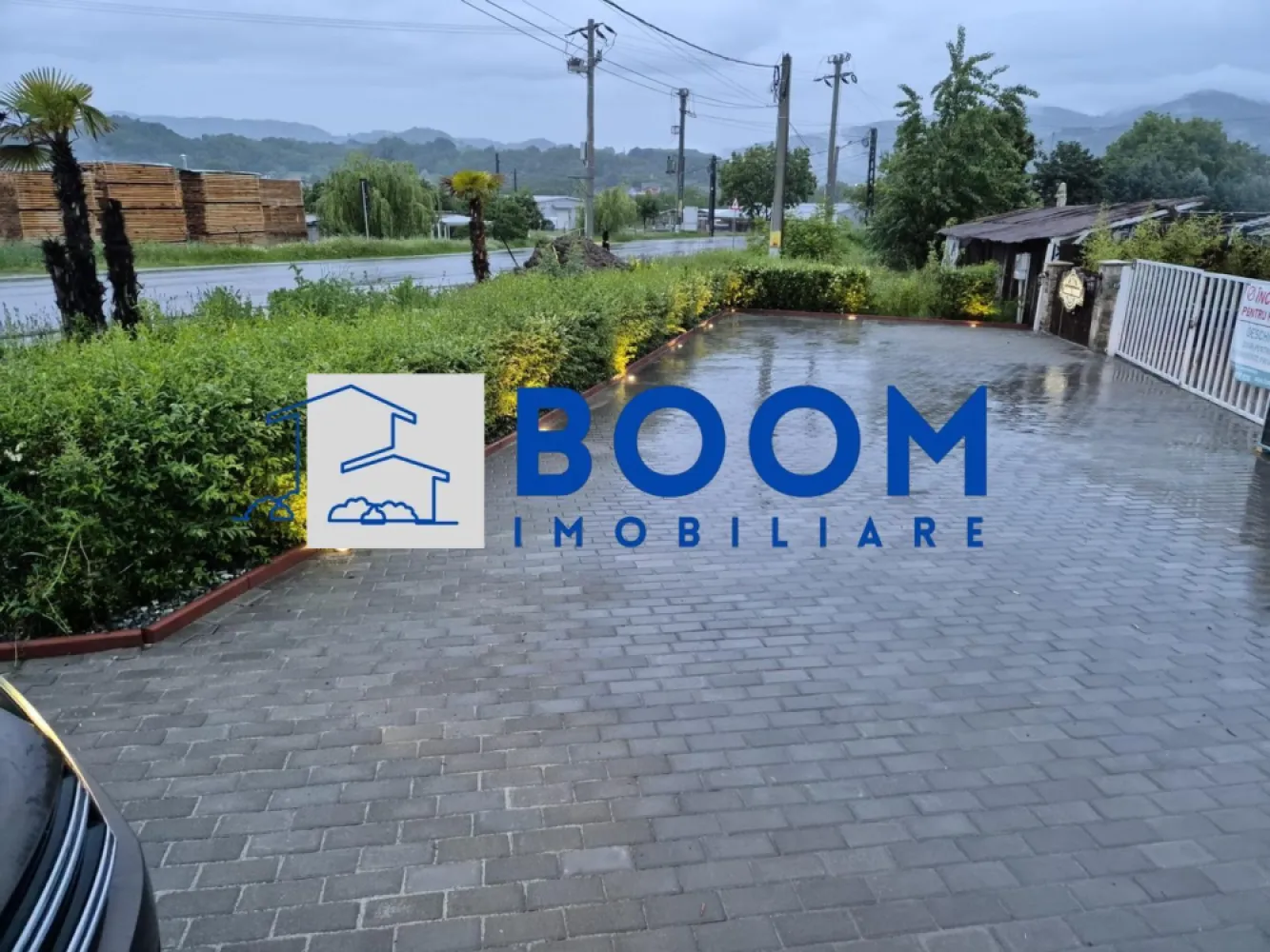 Complex HoReCa | Daesti, Râmnicu Vâlcea | 320 mp, teren 4.100 mp - Complex HoReCa stradal, cu piscină, restaurant și spații pentru evenimente, în Daesti, Râmnicu Vâlcea. Proprietatea are 320 mp utili și un teren generos de 4.100 mp, fiind o ofertă completă pentru activități de relaxare, servire și organizare de evenimente.

Detalii proprietate:
• Construcție din 2020
• Piesă centrală: bazin de înot de aproximativ 230 mp, cu zonă pentru adulți și bazin separat pentru copii
• Trei terase, dintre care două acoperite, plus o terasă lângă piscina principală
• Bar exterior cu design exotic, restaurant cu aproximativ 100 de locuri
• Bucătărie profesională complet utilată, mobilier, șezlonguri, aranjamente și echipamente existente
• Predare la cheie, cu istoric de peste 15 ani pe piață

Contextul locației este un avantaj real pentru acest tip de activitate: amplasament stradal, cu acces facil și vizibilitate bună, într-o zonă care permite organizarea de evenimente fără a deranja vecinătățile. Poziționarea oferă acces rapid spre Râmnicu Vâlcea și spre zona Călimănești.

Pentru detalii suplimentare și programarea unei vizionări, contactați echipa BOOM Imobiliare. Cod anunț CP3195703 .