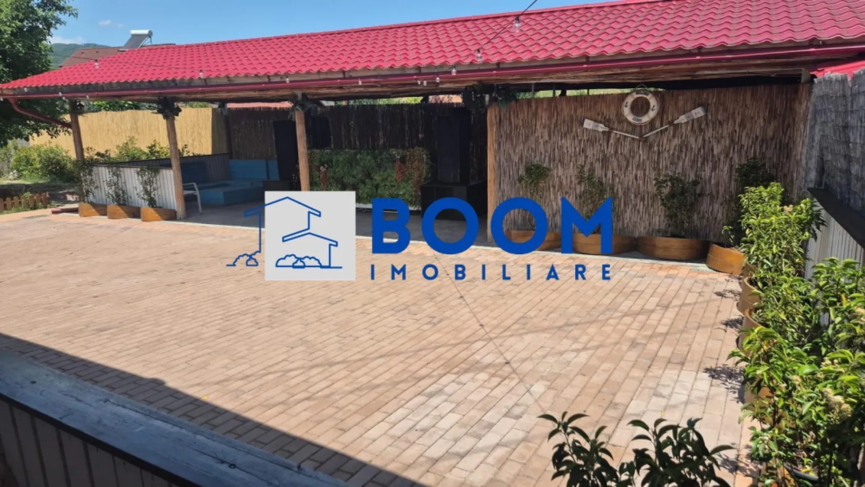 Complex HoReCa | Daesti, Râmnicu Vâlcea | 320 mp, teren 4.100 mp - Complex HoReCa stradal, cu piscină, restaurant și spații pentru evenimente, în Daesti, Râmnicu Vâlcea. Proprietatea are 320 mp utili și un teren generos de 4.100 mp, fiind o ofertă completă pentru activități de relaxare, servire și organizare de evenimente.

Detalii proprietate:
• Construcție din 2020
• Piesă centrală: bazin de înot de aproximativ 230 mp, cu zonă pentru adulți și bazin separat pentru copii
• Trei terase, dintre care două acoperite, plus o terasă lângă piscina principală
• Bar exterior cu design exotic, restaurant cu aproximativ 100 de locuri
• Bucătărie profesională complet utilată, mobilier, șezlonguri, aranjamente și echipamente existente
• Predare la cheie, cu istoric de peste 15 ani pe piață

Contextul locației este un avantaj real pentru acest tip de activitate: amplasament stradal, cu acces facil și vizibilitate bună, într-o zonă care permite organizarea de evenimente fără a deranja vecinătățile. Poziționarea oferă acces rapid spre Râmnicu Vâlcea și spre zona Călimănești.

Pentru detalii suplimentare și programarea unei vizionări, contactați echipa BOOM Imobiliare. Cod anunț CP3195703 .