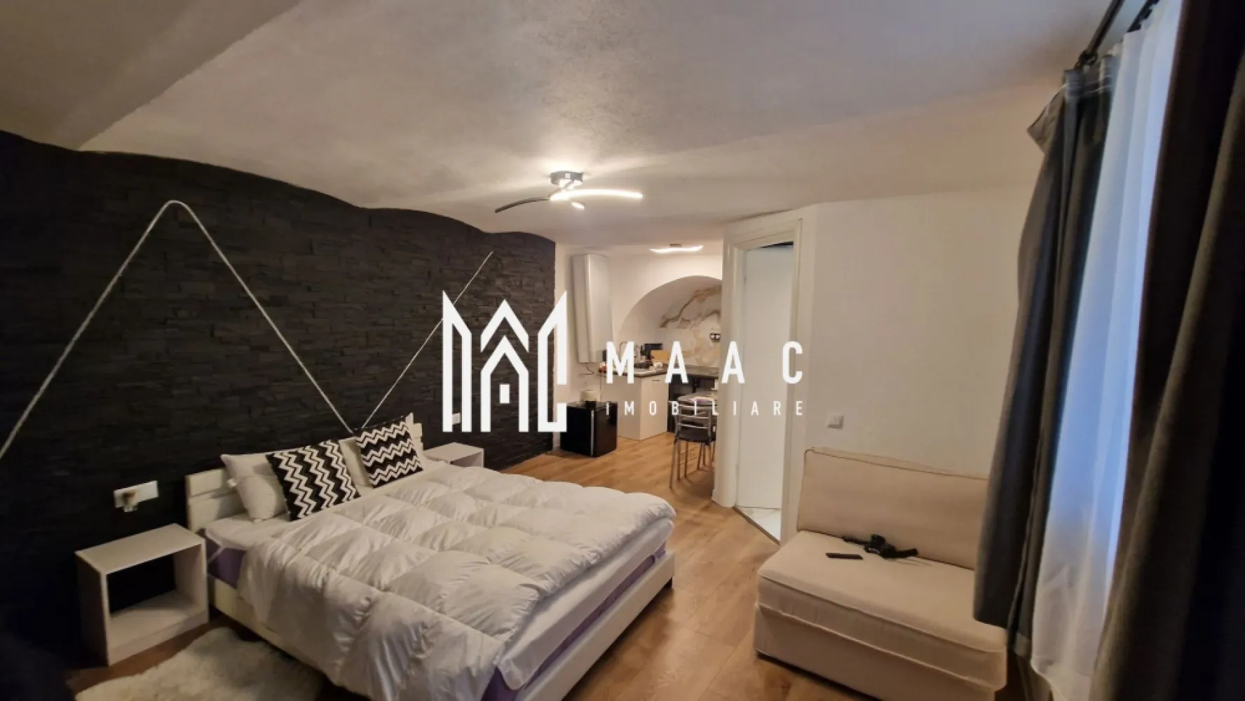 Garsonieră | 23 Mp | Centrul Vechi | Sibiu - MAAC Imobiliare vă invită să descoperiți o garsonieră cochetă de 23 mp, situată într-una dintre cele mai fermecătoare zone ale orașului, chiar în Centrul Vechi al Sibiului. Un spațiu modern, plin de lumină și rafinament, amplasat la doar câțiva pași de principalele atracții turistice, restaurante și cafenele. Garsoniera se predă la cheie, complet mobilată și utilată, pregătită pentru locuire imediată sau închiriere în regim hotelier – perfectă pentru Booking sau Airbnb. Designul contemporan, finisajele de calitate și atenția la detalii transformă acest apartament într-un loc plin de stil și confort. Pentru mai multe detalii, vă rugăm să ne contactați, menționând ID:CP2768418 }}