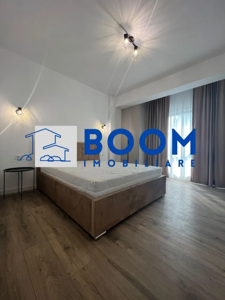 Apartament 3 camere decomandat | Central, Râmnicu Vâlcea | 73 mp, parcare, 2024 - Apartament cu 3 camere decomandat, situat în zona Centrală din Râmnicu Vâlcea, într-un imobil boutique modern cu regim redus de înălțime. Locuința are 73 mp utili, 84 mp total și este potrivită pentru cei care caută o proprietate spațioasă, bine organizată și gata de mutare.

Detalii proprietate:
• etaj 1 din 3
• suprafață utilă 73 mp, suprafață totală 84 mp
• 3 camere, 2 băi, 1 bucătărie
• 2 balcoane
• compartimentare decomandată
• complet mobilat și utilat modern
• finisaje, mobilier și electrocasnice noi
• loc de parcare subteran inclus

Context zonă:
Poziționarea oferă acces rapid către Parcul Zăvoi, parcuri, instituții, zone comerciale și principalele puncte de interes ale orașului. Zona Centrală susține un stil de viață comod, cu acces facil la reperele importante din Râmnicu Vâlcea și avantajul unei locații apreciate pentru mobilitate și confort.

Cod anunț CP3195704. Pentru mai multe detalii și programarea unei vizionări, contactați-ne.