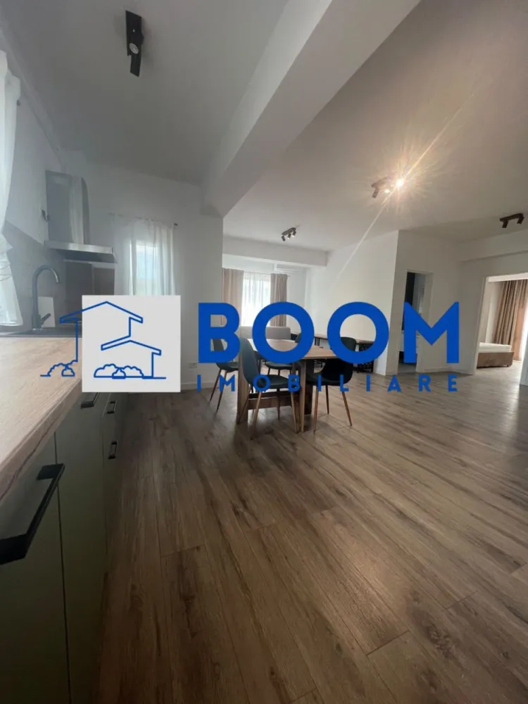 Apartament 3 camere decomandat | Central, Râmnicu Vâlcea | 73 mp, parcare, 2024 - Apartament cu 3 camere decomandat, situat în zona Centrală din Râmnicu Vâlcea, într-un imobil boutique modern cu regim redus de înălțime. Locuința are 73 mp utili, 84 mp total și este potrivită pentru cei care caută o proprietate spațioasă, bine organizată și gata de mutare.

Detalii proprietate:
• etaj 1 din 3
• suprafață utilă 73 mp, suprafață totală 84 mp
• 3 camere, 2 băi, 1 bucătărie
• 2 balcoane
• compartimentare decomandată
• complet mobilat și utilat modern
• finisaje, mobilier și electrocasnice noi
• loc de parcare subteran inclus

Context zonă:
Poziționarea oferă acces rapid către Parcul Zăvoi, parcuri, instituții, zone comerciale și principalele puncte de interes ale orașului. Zona Centrală susține un stil de viață comod, cu acces facil la reperele importante din Râmnicu Vâlcea și avantajul unei locații apreciate pentru mobilitate și confort.

Cod anunț CP3195704. Pentru mai multe detalii și programarea unei vizionări, contactați-ne.