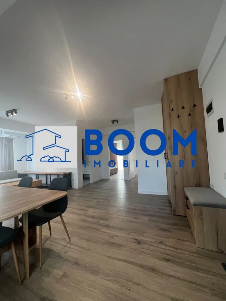 Apartament 3 camere decomandat | Central, Râmnicu Vâlcea | 73 mp, parcare, 2024 - Apartament cu 3 camere decomandat, situat în zona Centrală din Râmnicu Vâlcea, într-un imobil boutique modern cu regim redus de înălțime. Locuința are 73 mp utili, 84 mp total și este potrivită pentru cei care caută o proprietate spațioasă, bine organizată și gata de mutare.

Detalii proprietate:
• etaj 1 din 3
• suprafață utilă 73 mp, suprafață totală 84 mp
• 3 camere, 2 băi, 1 bucătărie
• 2 balcoane
• compartimentare decomandată
• complet mobilat și utilat modern
• finisaje, mobilier și electrocasnice noi
• loc de parcare subteran inclus

Context zonă:
Poziționarea oferă acces rapid către Parcul Zăvoi, parcuri, instituții, zone comerciale și principalele puncte de interes ale orașului. Zona Centrală susține un stil de viață comod, cu acces facil la reperele importante din Râmnicu Vâlcea și avantajul unei locații apreciate pentru mobilitate și confort.

Cod anunț CP3195704. Pentru mai multe detalii și programarea unei vizionări, contactați-ne.