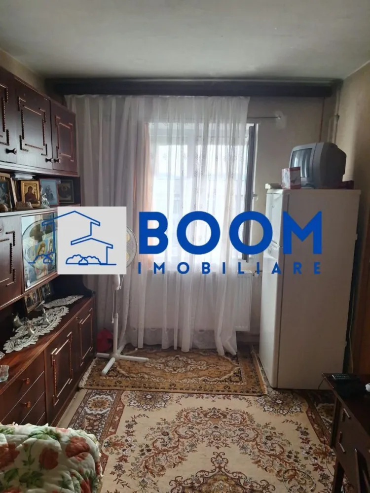 Apartament 3 camere | Cartier Traian | 65 MP - BOOM Imobiliare vă propune spre vânzare un apartament cu 3 camere, situat în Cartierul Traian din Râmnicu Vâlcea, într-o zonă liniștită, ideală pentru locuit.

Locuința este amplasată la etajul 4 din 4 și are o suprafață utilă de 65 mp, fiind potrivită pentru o familie sau pentru cei care își doresc un spațiu pe care să îl amenajeze după propriul gust. Apartamentul dispune de finisaje clasice, oferind astfel posibilitatea viitorilor proprietari de a-l personaliza integral.

Printre avantajele proprietății se numără geamurile termopan, balconul închis cu termopan — perfect pentru spațiu suplimentar sau zonă de relaxare — precum și prezența gigacalorimetrului, ce permite un control eficient al consumului. De asemenea, baia beneficiază de geam, asigurând lumină naturală și ventilație optimă.

Imobilul este amplasat într-o zonă liniștită, ferită de agitația urbană, dar în același timp foarte bine conectată la punctele de interes ale orașului. Se află în imediata apropiere a Spitalului Nr. 2, precum și în vecinătatea mai multor magazine, instituții, școli și alte facilități necesare unui trai confortabil.

Dacă sunteți în căutarea unui apartament bine poziționat, într-o zonă liniștită, cu potențial de amenajare după propriile preferințe, această proprietate poate fi exact ceea ce aveți nevoie.

Pentru mai multe detalii sau pentru programarea unei vizionări, nu ezitați să contactați BOOM Imobiliare.

ID: CP3195707