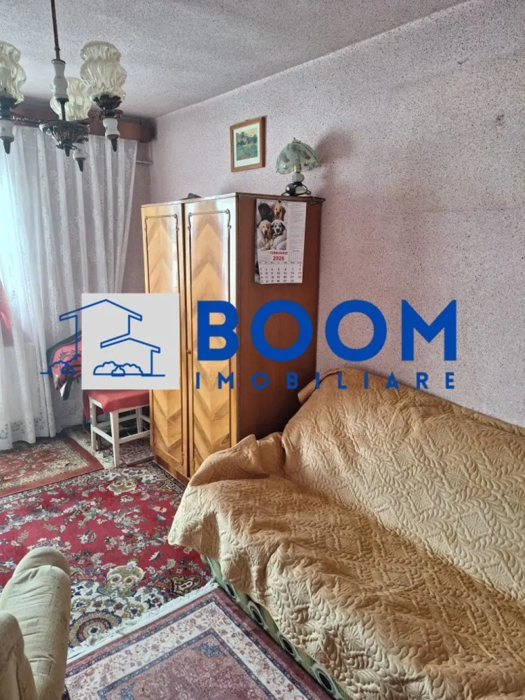 Apartament 3 camere | Cartier Traian | 65 MP - BOOM Imobiliare vă propune spre vânzare un apartament cu 3 camere, situat în Cartierul Traian din Râmnicu Vâlcea, într-o zonă liniștită, ideală pentru locuit.

Locuința este amplasată la etajul 4 din 4 și are o suprafață utilă de 65 mp, fiind potrivită pentru o familie sau pentru cei care își doresc un spațiu pe care să îl amenajeze după propriul gust. Apartamentul dispune de finisaje clasice, oferind astfel posibilitatea viitorilor proprietari de a-l personaliza integral.

Printre avantajele proprietății se numără geamurile termopan, balconul închis cu termopan — perfect pentru spațiu suplimentar sau zonă de relaxare — precum și prezența gigacalorimetrului, ce permite un control eficient al consumului. De asemenea, baia beneficiază de geam, asigurând lumină naturală și ventilație optimă.

Imobilul este amplasat într-o zonă liniștită, ferită de agitația urbană, dar în același timp foarte bine conectată la punctele de interes ale orașului. Se află în imediata apropiere a Spitalului Nr. 2, precum și în vecinătatea mai multor magazine, instituții, școli și alte facilități necesare unui trai confortabil.

Dacă sunteți în căutarea unui apartament bine poziționat, într-o zonă liniștită, cu potențial de amenajare după propriile preferințe, această proprietate poate fi exact ceea ce aveți nevoie.

Pentru mai multe detalii sau pentru programarea unei vizionări, nu ezitați să contactați BOOM Imobiliare.

ID: CP3195707