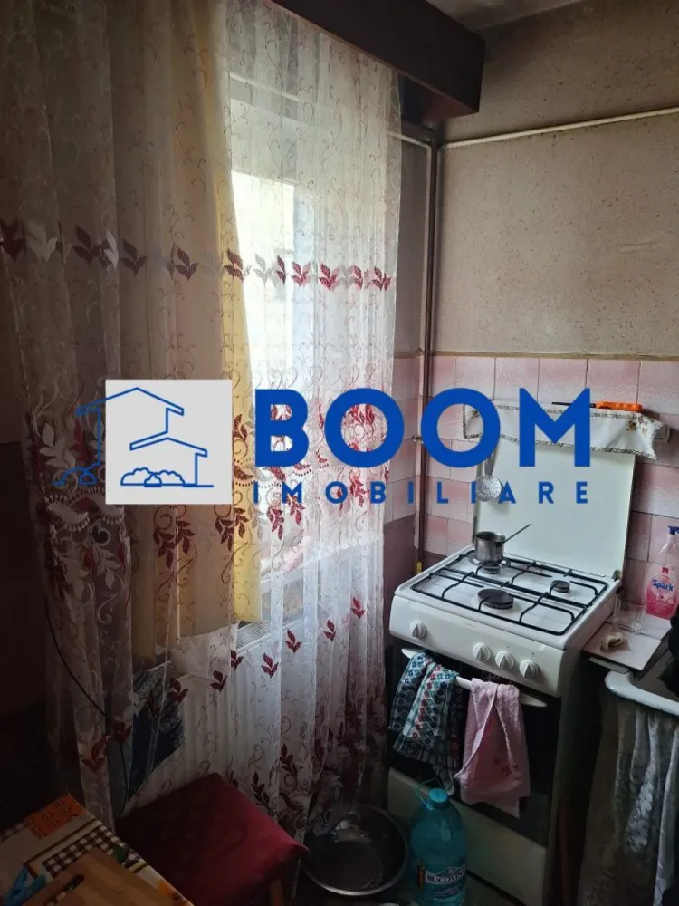 Apartament 3 camere | Cartier Traian | 65 MP - BOOM Imobiliare vă propune spre vânzare un apartament cu 3 camere, situat în Cartierul Traian din Râmnicu Vâlcea, într-o zonă liniștită, ideală pentru locuit.

Locuința este amplasată la etajul 4 din 4 și are o suprafață utilă de 65 mp, fiind potrivită pentru o familie sau pentru cei care își doresc un spațiu pe care să îl amenajeze după propriul gust. Apartamentul dispune de finisaje clasice, oferind astfel posibilitatea viitorilor proprietari de a-l personaliza integral.

Printre avantajele proprietății se numără geamurile termopan, balconul închis cu termopan — perfect pentru spațiu suplimentar sau zonă de relaxare — precum și prezența gigacalorimetrului, ce permite un control eficient al consumului. De asemenea, baia beneficiază de geam, asigurând lumină naturală și ventilație optimă.

Imobilul este amplasat într-o zonă liniștită, ferită de agitația urbană, dar în același timp foarte bine conectată la punctele de interes ale orașului. Se află în imediata apropiere a Spitalului Nr. 2, precum și în vecinătatea mai multor magazine, instituții, școli și alte facilități necesare unui trai confortabil.

Dacă sunteți în căutarea unui apartament bine poziționat, într-o zonă liniștită, cu potențial de amenajare după propriile preferințe, această proprietate poate fi exact ceea ce aveți nevoie.

Pentru mai multe detalii sau pentru programarea unei vizionări, nu ezitați să contactați BOOM Imobiliare.

ID: CP3195707