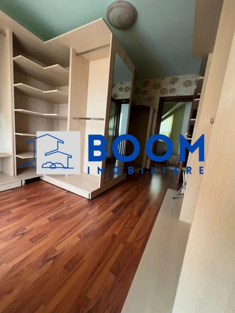 Vila | Ramnicu Valcea | Lenin Sud | De inchiriat - BOOM Imobiliare vă propune spre închiriere o vilă modernă D+P+1, situată în cartierul Lenin Sud din Râmnicu Vâlcea, într-o zonă liniștită, cu vedere panoramică deosebită și acces facil către principalele puncte de interes ale orașului.

Proprietatea are o suprafață utilă de 150 mp și este complet mobilată și utilată, fiind pregătită pentru mutare imediată. Compartimentarea este realizată inteligent pentru a oferi confort și funcționalitate, vila dispunând de un living spațios și luminos, bucătărie complet echipată, două dormitoare primitoare, cameră de dressing și două grupuri sanitare.

Unul dintre punctele forte ale proprietății este terasa generoasă închisă cu sticlă, un spațiu versatil ce poate fi utilizat pe tot parcursul anului, ideal pentru relaxare, socializare sau zonă de dining cu priveliște panoramică.

Locuința beneficiază de centrală termică proprie pe gaz, asigurând confort termic și eficiență pe tot parcursul anului.

În plus, imobilul dispune de garaj subteran, oferind siguranță și confort pentru autoturism.

Această proprietate reprezintă alegerea ideală pentru persoanele care își doresc liniște, spațiu și un ambient modern într-una dintre cele mai apreciate zone rezidențiale din Râmnicu Vâlcea.

Pentru mai multe detalii și programarea unei vizionări, echipa BOOM Imobiliare vă stă la dispoziție.

ID: CP3195706