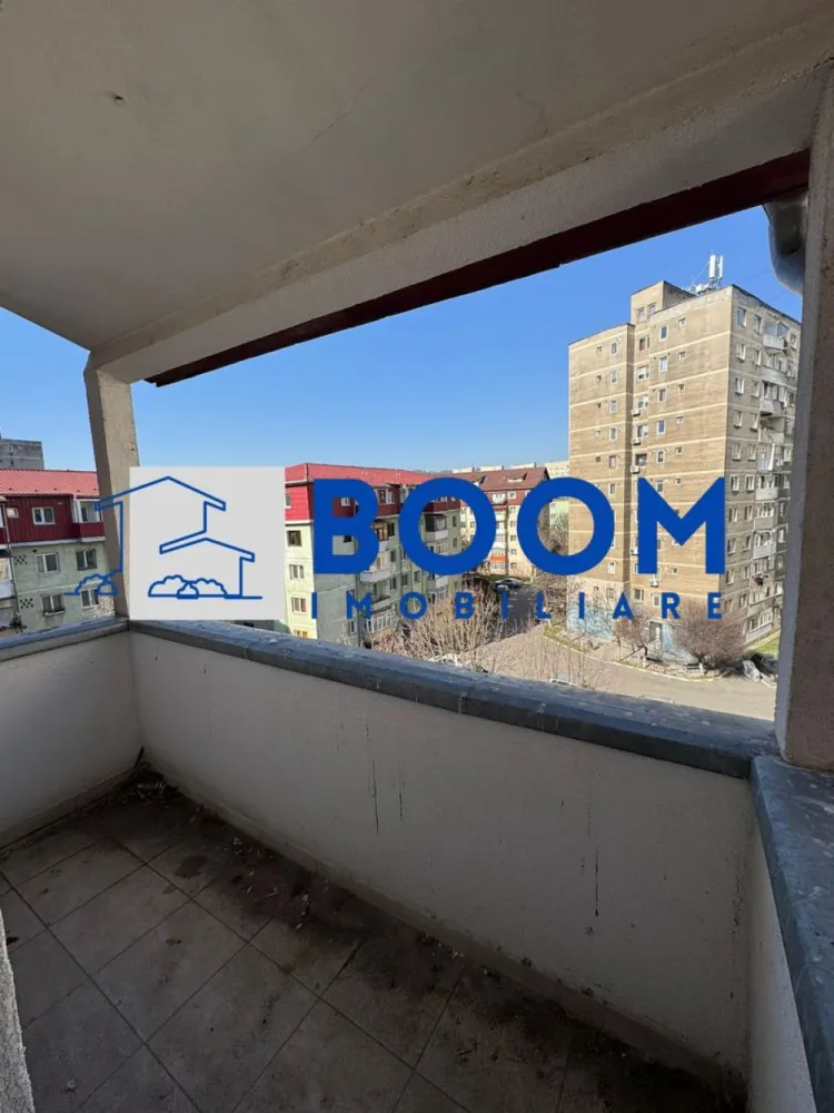 Garsoniera | Ostroveni| 24,6 MP - BOOM Imobiliare vă propune spre vânzare o garsonieră nouă, decomandată, situată în cartierul Ostroveni, zona Tic-Tac, o zonă apreciată pentru accesul facil către magazine, transport public și alte puncte de interes ale orașului.

Locuința este amplasată la mansarda unui imobil cu regim de înălțime P+4+M, mansardă recent construită și finalizată în anul 2026, realizată la standarde moderne.

Garsoniera se vinde la cheie, fiind complet finisată și pregătită pentru mutare imediată. Aceasta beneficiază de finisaje noi și moderne, precum:

* gresie
* faianță
* parchet
* obiecte sanitare noi

În plus, proprietatea dispune de balcon, oferind un spațiu suplimentar pentru relaxare.

Din punct de vedere al confortului, locuința este dotată cu centrală termică proprie, asigurând eficiență energetică și control asupra costurilor de încălzire.

Fiind o locuință nouă, cu toate dotările neutilizate, această proprietate reprezintă o alegere ideală atât pentru locuit, cât și pentru investiție (închiriere). 

Prețurile pornesc de la 24.600 € și ajung până la 30.700 € (TVA inclus), în funcție de suprafață și compartimentare, fiind vorba despre construcție nouă.

Pentru mai multe informații sau pentru programarea unei vizionări, echipa BOOM Imobiliare vă stă la dispoziție.

ID: CP3195710