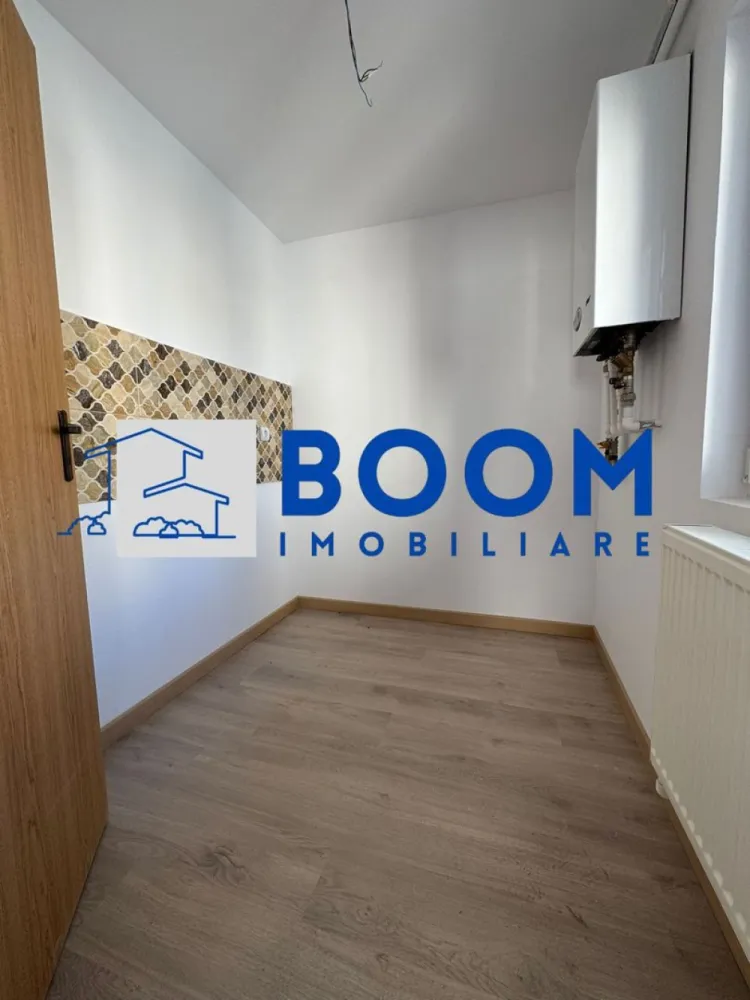Garsoniera | Ostroveni| 24,6 MP - BOOM Imobiliare vă propune spre vânzare o garsonieră nouă, decomandată, situată în cartierul Ostroveni, zona Tic-Tac, o zonă apreciată pentru accesul facil către magazine, transport public și alte puncte de interes ale orașului.

Locuința este amplasată la mansarda unui imobil cu regim de înălțime P+4+M, mansardă recent construită și finalizată în anul 2026, realizată la standarde moderne.

Garsoniera se vinde la cheie, fiind complet finisată și pregătită pentru mutare imediată. Aceasta beneficiază de finisaje noi și moderne, precum:

* gresie
* faianță
* parchet
* obiecte sanitare noi

În plus, proprietatea dispune de balcon, oferind un spațiu suplimentar pentru relaxare.

Din punct de vedere al confortului, locuința este dotată cu centrală termică proprie, asigurând eficiență energetică și control asupra costurilor de încălzire.

Fiind o locuință nouă, cu toate dotările neutilizate, această proprietate reprezintă o alegere ideală atât pentru locuit, cât și pentru investiție (închiriere). 

Prețurile pornesc de la 24.600 € și ajung până la 30.700 € (TVA inclus), în funcție de suprafață și compartimentare, fiind vorba despre construcție nouă.

Pentru mai multe informații sau pentru programarea unei vizionări, echipa BOOM Imobiliare vă stă la dispoziție.

ID: CP3195710