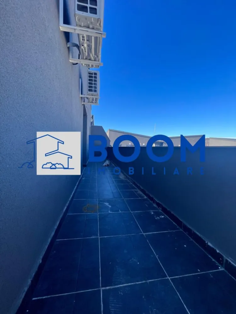 Apartament 3 camere | Penthouse | Bloc Nou | Ostroveni - BOOM Imobiliare vă propune spre vânzare un apartament exclusivist cu 3 camere, tip penthouse, situat în Râmnicu Vâlcea, în cartierul Ostroveni, în zona Bulevardului Dem Rădulescu – una dintre cele mai apreciate zone rezidențiale ale orașului.

Proprietatea este amplasată într-un bloc nou, finalizat în anul 2025 și intabulat, cu regim mic de înălțime (P+3), oferind un plus de confort, intimitate și liniște.

Apartamentul impresionează prin suprafața totală generoasă de 172 mp, compartimentarea eficientă și finisajele premium, fiind alegerea ideală pentru cei care își doresc un stil de viață modern și rafinat.

Locuința dispune de:

* living spațios și luminos
* 2 dormitoare
* 2 grupuri sanitare
* o terasă generoasă ce oferă un view panoramic deosebit asupra zonei

Terasa reprezintă un spațiu perfect pentru relaxare, socializare sau amenajarea unei zone private de petrecere a timpului liber.

Din punct de vedere al confortului, apartamentul beneficiază de dotări moderne:

* încălzire în pardoseală
* aer condiționat

Imobilul este construit la standarde ridicate, având placă de beton deasupra ultimului etaj și acoperiș, oferind astfel un plus de izolare și durabilitate.

În prețul afișat este inclus și un loc de parcare subteran / garaj, un avantaj important pentru confortul viitorilor proprietari.

Datorită poziționării excelente, suprafeței generoase și dotărilor premium, această proprietate reprezintă o oportunitate ideală atât pentru locuit, cât și pentru investiție.

Pentru mai multe informații sau pentru programarea unei vizionări, echipa BOOM Imobiliare vă stă la dispoziție.

ID : CP3195711