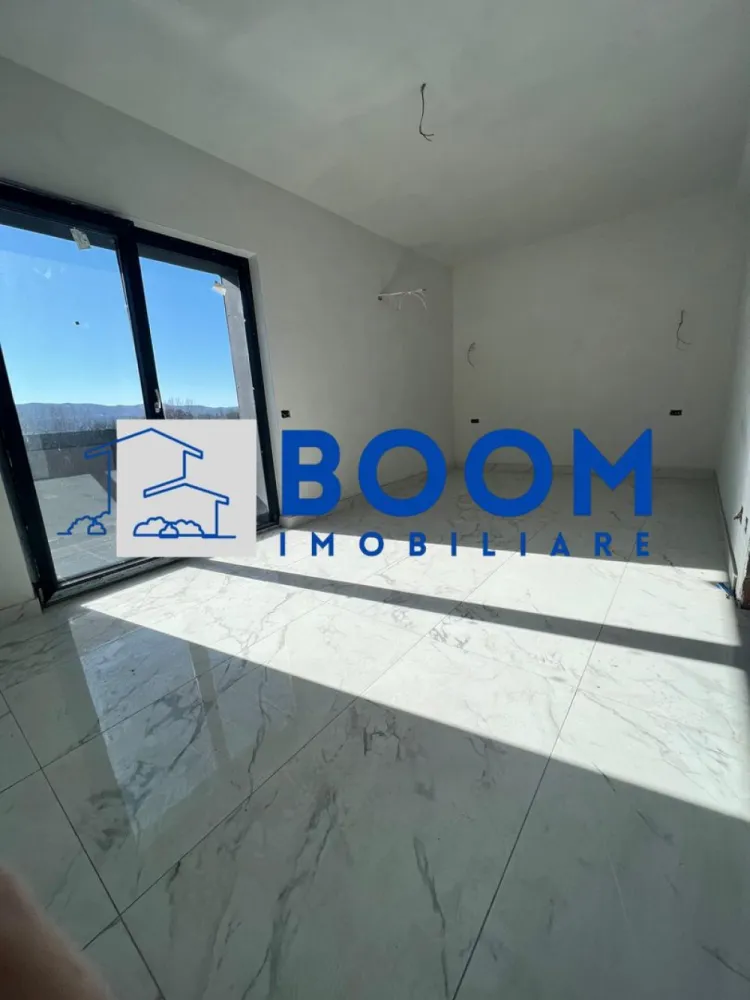 Apartament 2 camere | Bloc Nou INTABULAT | Ostroveni - BOOM Imobiliare vă propune spre vânzare un apartament modern cu 2 camere, decomandat, situat în cartierul Ostroveni, în apropierea Bulevardului Dem Rădulescu, una dintre cele mai căutate zone rezidențiale din Râmnicu Vâlcea.

Locuința se află într-un bloc nou, finalizat în anul 2025, construit la standarde moderne, cu fațadă ventilată și terasă securizată cu sticlă. Apartamentul este poziționat la etajul 3 din 3, într-un imobil dotat cu lift, oferind liniște, intimitate și o vedere panoramică deosebită asupra zonei.

Proprietatea are o suprafață utilă de 54 mp și o suprafață totală de 67 mp, la care se adaugă o terasă generoasă de 14 mp, cu acces direct din fiecare încăpere a locuinței – un spațiu ideal pentru relaxare sau pentru amenajarea unei zone de petrecere a timpului liber.

Apartamentul se vinde la cheie și beneficiază de dotări moderne precum:

* centrală termică proprie
* încălzire în pardoseală
* aer condiționat

În plus, proprietatea include și un garaj subteran, oferind confort și siguranță pentru automobilul dumneavoastră.

Zona este liniștită, cu acces facil către puncte de interes, fiind într-o continuă dezvoltare, ceea ce face din această proprietate o alegere excelentă atât pentru locuit, cât și pentru investiție.

Pentru mai multe informații sau pentru programarea unei vizionări, echipa BOOM Imobiliare vă stă la dispoziție.

ID: CP3195712