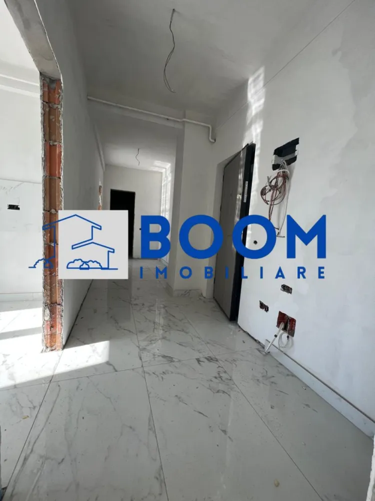 Apartament 2 camere | Bloc Nou INTABULAT | Ostroveni - BOOM Imobiliare vă propune spre vânzare un apartament modern cu 2 camere, decomandat, situat în cartierul Ostroveni, în apropierea Bulevardului Dem Rădulescu, una dintre cele mai căutate zone rezidențiale din Râmnicu Vâlcea.

Locuința se află într-un bloc nou, finalizat în anul 2025, construit la standarde moderne, cu fațadă ventilată și terasă securizată cu sticlă. Apartamentul este poziționat la etajul 3 din 3, într-un imobil dotat cu lift, oferind liniște, intimitate și o vedere panoramică deosebită asupra zonei.

Proprietatea are o suprafață utilă de 54 mp și o suprafață totală de 67 mp, la care se adaugă o terasă generoasă de 14 mp, cu acces direct din fiecare încăpere a locuinței – un spațiu ideal pentru relaxare sau pentru amenajarea unei zone de petrecere a timpului liber.

Apartamentul se vinde la cheie și beneficiază de dotări moderne precum:

* centrală termică proprie
* încălzire în pardoseală
* aer condiționat

În plus, proprietatea include și un garaj subteran, oferind confort și siguranță pentru automobilul dumneavoastră.

Zona este liniștită, cu acces facil către puncte de interes, fiind într-o continuă dezvoltare, ceea ce face din această proprietate o alegere excelentă atât pentru locuit, cât și pentru investiție.

Pentru mai multe informații sau pentru programarea unei vizionări, echipa BOOM Imobiliare vă stă la dispoziție.

ID: CP3195712