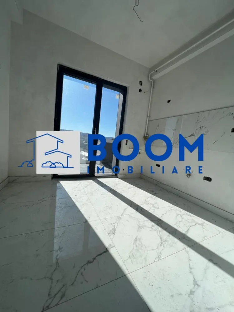 Apartament 2 camere | Bloc Nou INTABULAT | Ostroveni - BOOM Imobiliare vă propune spre vânzare un apartament modern cu 2 camere, decomandat, situat în cartierul Ostroveni, în apropierea Bulevardului Dem Rădulescu, una dintre cele mai căutate zone rezidențiale din Râmnicu Vâlcea.

Locuința se află într-un bloc nou, finalizat în anul 2025, construit la standarde moderne, cu fațadă ventilată și terasă securizată cu sticlă. Apartamentul este poziționat la etajul 3 din 3, într-un imobil dotat cu lift, oferind liniște, intimitate și o vedere panoramică deosebită asupra zonei.

Proprietatea are o suprafață utilă de 54 mp și o suprafață totală de 67 mp, la care se adaugă o terasă generoasă de 14 mp, cu acces direct din fiecare încăpere a locuinței – un spațiu ideal pentru relaxare sau pentru amenajarea unei zone de petrecere a timpului liber.

Apartamentul se vinde la cheie și beneficiază de dotări moderne precum:

* centrală termică proprie
* încălzire în pardoseală
* aer condiționat

În plus, proprietatea include și un garaj subteran, oferind confort și siguranță pentru automobilul dumneavoastră.

Zona este liniștită, cu acces facil către puncte de interes, fiind într-o continuă dezvoltare, ceea ce face din această proprietate o alegere excelentă atât pentru locuit, cât și pentru investiție.

Pentru mai multe informații sau pentru programarea unei vizionări, echipa BOOM Imobiliare vă stă la dispoziție.

ID: CP3195712