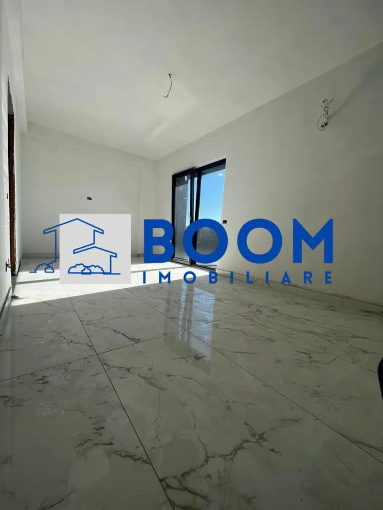 Apartament 2 camere | Bloc Nou INTABULAT | Ostroveni - BOOM Imobiliare vă propune spre vânzare un apartament modern cu 2 camere, decomandat, situat în cartierul Ostroveni, în apropierea Bulevardului Dem Rădulescu, una dintre cele mai căutate zone rezidențiale din Râmnicu Vâlcea.

Locuința se află într-un bloc nou, finalizat în anul 2025, construit la standarde moderne, cu fațadă ventilată și terasă securizată cu sticlă. Apartamentul este poziționat la etajul 3 din 3, într-un imobil dotat cu lift, oferind liniște, intimitate și o vedere panoramică deosebită asupra zonei.

Proprietatea are o suprafață utilă de 54 mp și o suprafață totală de 67 mp, la care se adaugă o terasă generoasă de 14 mp, cu acces direct din fiecare încăpere a locuinței – un spațiu ideal pentru relaxare sau pentru amenajarea unei zone de petrecere a timpului liber.

Apartamentul se vinde la cheie și beneficiază de dotări moderne precum:

* centrală termică proprie
* încălzire în pardoseală
* aer condiționat

În plus, proprietatea include și un garaj subteran, oferind confort și siguranță pentru automobilul dumneavoastră.

Zona este liniștită, cu acces facil către puncte de interes, fiind într-o continuă dezvoltare, ceea ce face din această proprietate o alegere excelentă atât pentru locuit, cât și pentru investiție.

Pentru mai multe informații sau pentru programarea unei vizionări, echipa BOOM Imobiliare vă stă la dispoziție.

ID: CP3195712