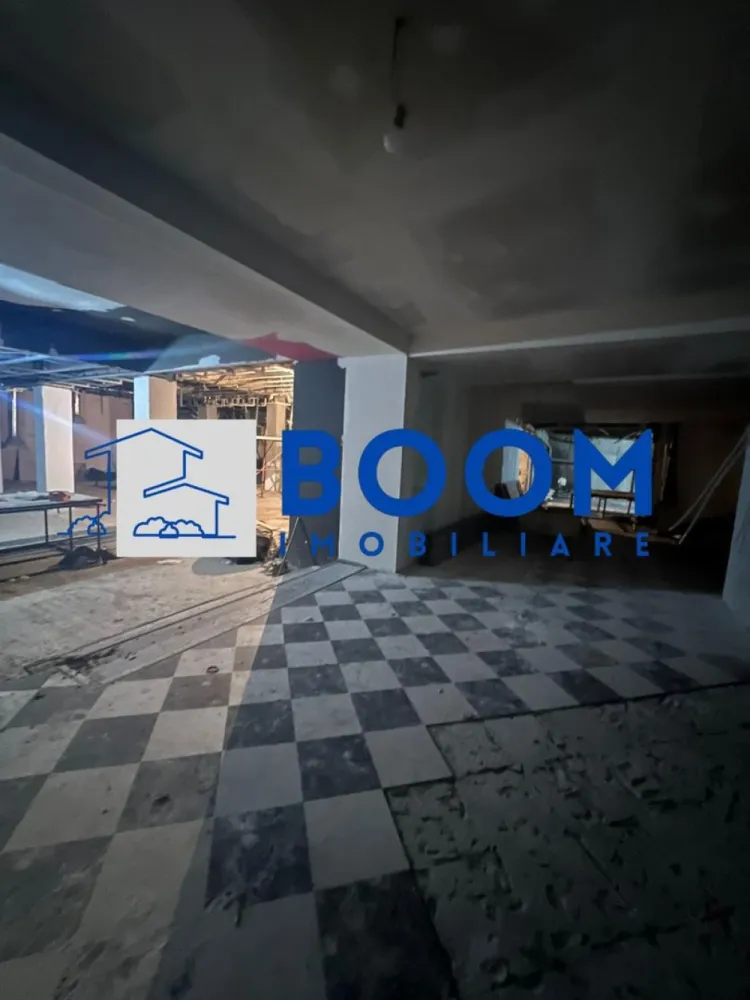 Spatiu Comercial | Ultracentral de inchiriat - BOOM Imobiliare vă propune spre închiriere un spațiu comercial de mari dimensiuni, situat ultracentral, în municipiul Râmnicu Vâlcea, într-o zonă cu vizibilitate excelentă și acces facil.

Imobilul este amplasat la demisol și dispune de o suprafață totală de 750 mp, oferind un spațiu generos, cu multiple posibilități de compartimentare și amenajare în funcție de necesitățile chiriașului.

Proprietatea beneficiază de:

* Două ieșiri existente
* Posibilitatea amenajării unei a treia ieșiri, un avantaj important pentru activități cu flux mare de persoane
* Înălțime generoasă, potrivită pentru activități comerciale și recreative

Datorită configurației și poziționării ultracentrale, spațiul este ideal pentru:

* Cazino
* Sală de bowling
* Sală de jocuri pentru copii
* Magazine textile
* Showroom-uri
* Diverse activități comerciale sau de divertisment

Locația oferă vad comercial foarte bun și accesibilitate ridicată, reprezentând o oportunitate excelentă pentru dezvoltarea unei afaceri într-o zonă cu potențial.

Pentru detalii suplimentare și programarea unei vizionări, echipa BOOM Imobiliare vă stă la dispoziție.

ID: CP3195713