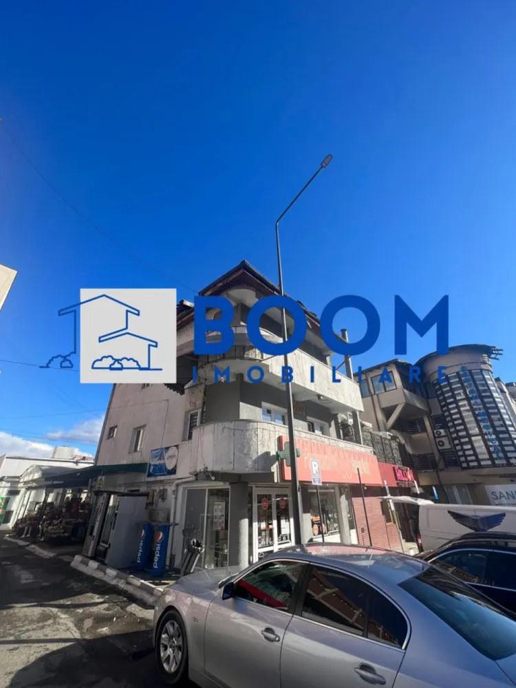 Spatiu Comercial | Rezidential | Piata Nord - BOOM Imobiliare vă propune spre închiriere o clădire P+2+M situată în municipiul Râmnicu Vâlcea, în cartierul Nord, zona Piață – o locație cu vizibilitate foarte bună și acces facil către principalele puncte de interes ale orașului.

Imobilul are o suprafață totală de aproximativ 400 mp, fiind compartimentat eficient și pretabil atât pentru locuință, cât și pentru activități comerciale sau de birouri (sediu firmă, clinică, cabinet, after-school, spații administrative etc.).

Clădirea oferă:

* Regim de înălțime Parter + 2 Etaje + Mansardă
* Spații generoase și luminoase
* Posibilitate de organizare flexibilă a activității
* Locuri de parcare închiriate de la primărie, un avantaj important pentru angajați și clienți

Poziționarea în zona Pieței Nord asigură vad comercial bun și acces rapid la mijloace de transport, magazine și alte servicii.

Pentru detalii suplimentare și programarea unei vizionări, echipa BOOM Imobiliare vă stă la dispoziție.

ID : CP3195716