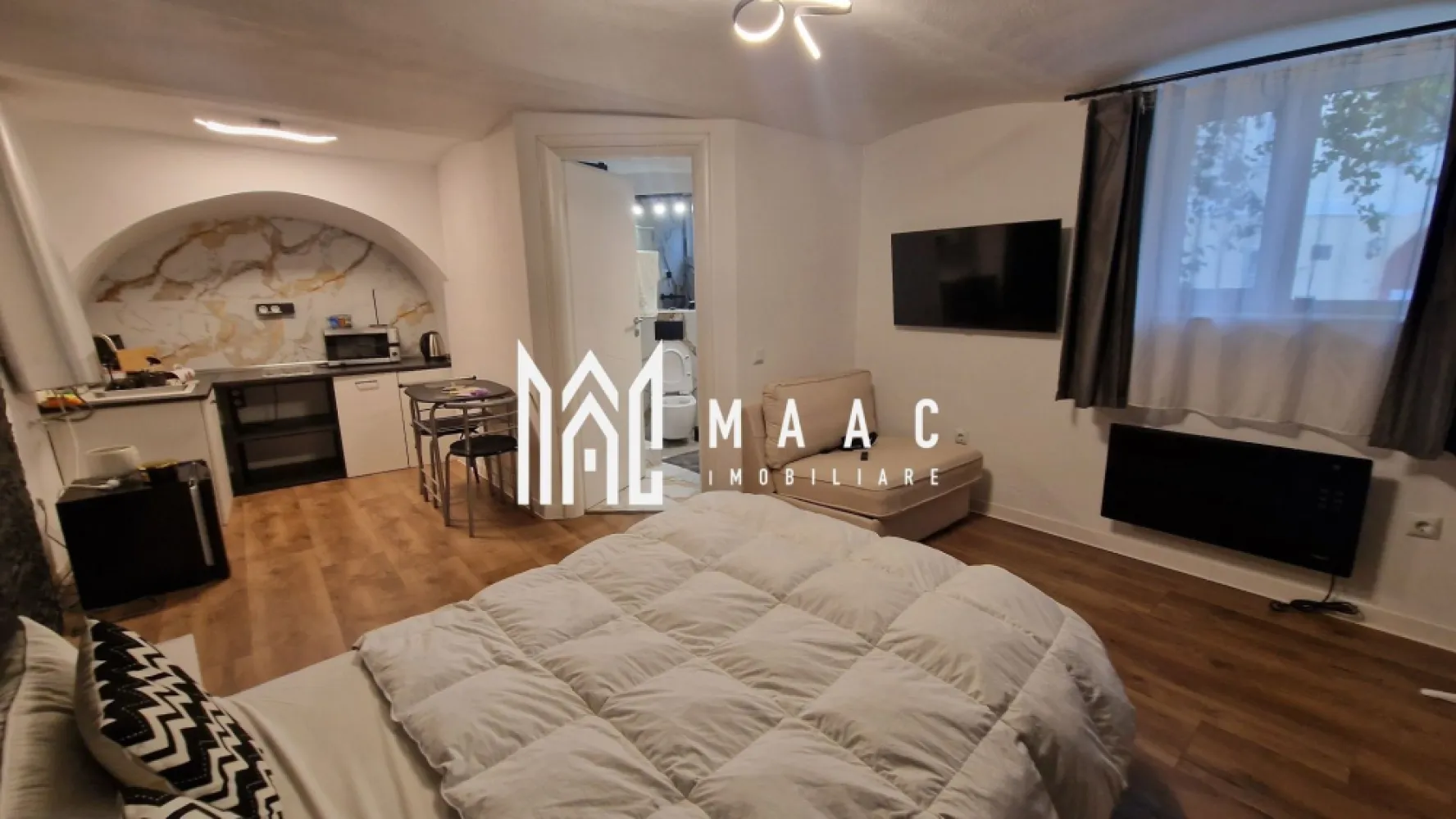 Garsonieră | 23 Mp | Centrul Vechi | Sibiu - MAAC Imobiliare vă invită să descoperiți o garsonieră cochetă de 23 mp, situată într-una dintre cele mai fermecătoare zone ale orașului, chiar în Centrul Vechi al Sibiului. Un spațiu modern, plin de lumină și rafinament, amplasat la doar câțiva pași de principalele atracții turistice, restaurante și cafenele. Garsoniera se predă la cheie, complet mobilată și utilată, pregătită pentru locuire imediată sau închiriere în regim hotelier – perfectă pentru Booking sau Airbnb. Designul contemporan, finisajele de calitate și atenția la detalii transformă acest apartament într-un loc plin de stil și confort. Pentru mai multe detalii, vă rugăm să ne contactați, menționând ID:CP2768418 }}