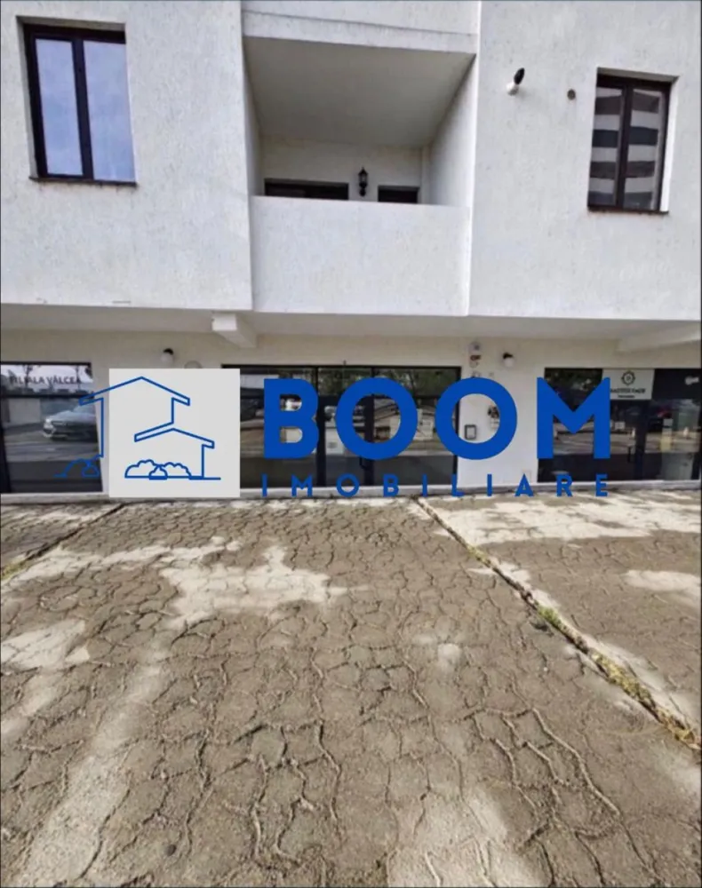 Spatiu Comercial | Zona Centrala | Kaufland | 156 MP - BOOM Imobiliare vă propune spre vânzare un spațiu comercial modern, situat în Ansamblul Rezidențial Central din Râmnicu Vâlcea, într-o zonă cu vizibilitate foarte bună și acces facil.

Imobilul are o suprafață utilă de 156 mp, fiind ideal pentru diverse activități comerciale sau de servicii (clinică medicală, birouri, showroom, salon, activități educaționale etc.).

Spațiul beneficiază de:

* Două intrări, oferind flexibilitate în organizare și flux operațional
* Două grupuri sanitare
* Amenajări moderne, realizate cu atenție la detalii
* Centrală termică proprie, pentru control eficient al costurilor
* Sistem de ventilație, asigurând un climat optim pentru desfășurarea activității

Poziționarea în cadrul unui ansamblu rezidențial central oferă acces la un vad comercial bun și potențial ridicat de dezvoltare a afacerii.

Pentru informații suplimentare sau programarea unei vizionări, echipa BOOM Imobiliare vă stă la dispoziție.

ID : CP3195718