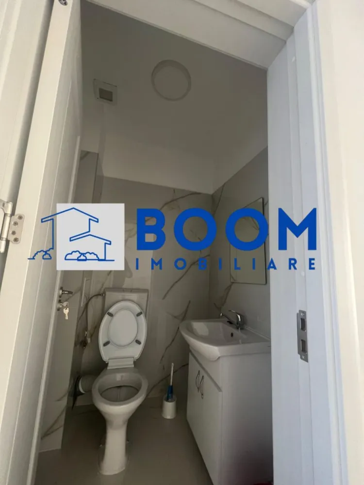 Spatiu Comercial | Zona Centrala | Kaufland | 156 MP - BOOM Imobiliare vă propune spre vânzare un spațiu comercial modern, situat în Ansamblul Rezidențial Central din Râmnicu Vâlcea, într-o zonă cu vizibilitate foarte bună și acces facil.

Imobilul are o suprafață utilă de 156 mp, fiind ideal pentru diverse activități comerciale sau de servicii (clinică medicală, birouri, showroom, salon, activități educaționale etc.).

Spațiul beneficiază de:

* Două intrări, oferind flexibilitate în organizare și flux operațional
* Două grupuri sanitare
* Amenajări moderne, realizate cu atenție la detalii
* Centrală termică proprie, pentru control eficient al costurilor
* Sistem de ventilație, asigurând un climat optim pentru desfășurarea activității

Poziționarea în cadrul unui ansamblu rezidențial central oferă acces la un vad comercial bun și potențial ridicat de dezvoltare a afacerii.

Pentru informații suplimentare sau programarea unei vizionări, echipa BOOM Imobiliare vă stă la dispoziție.

ID : CP3195718