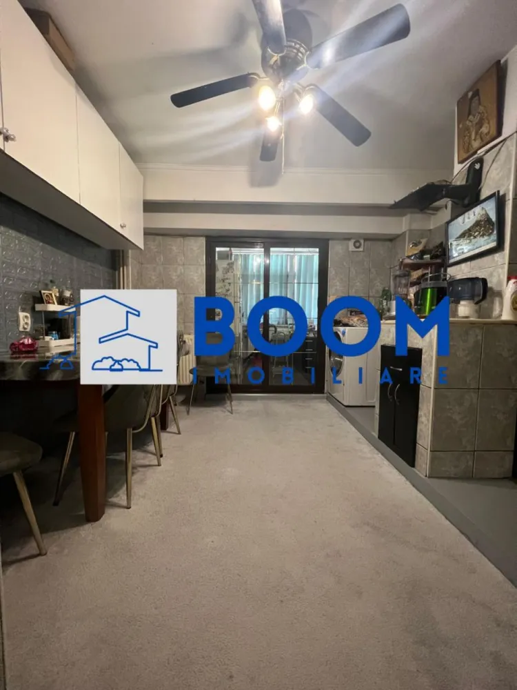 Apartament 3 camere | Calea lui Traian | Parter | Nord - BOOM Imobiliare vă propune spre vânzare un apartament cu 3 camere, situat în zona Nord a municipiului Râmnicu Vâlcea, pe Calea lui Traian, în imediata apropiere a Spitalul Județean de Urgență Vâlcea.

Locuința este amplasată la parter înalt, într-o zonă liniștită și bine cotată a orașului, oferind atât confort, cât și acces facil către punctele de interes (unități medicale, magazine, mijloace de transport, școli).

Apartamentul are o suprafață generoasă de 80 mp, compartimentare practică și luminoasă, fiind ideal atât pentru locuit, cât și pentru investiție. Proprietatea beneficiază și de boxă amenajată, oferind un spațiu suplimentar util pentru depozitare.

Se vinde mobilat și utilat, exact ca în fotografii, fiind pregătit pentru mutare imediată.

Pentru mai multe detalii sau pentru programarea unei vizionări, echipa BOOM Imobiliare vă stă la dispoziție.

ID : CP3195720