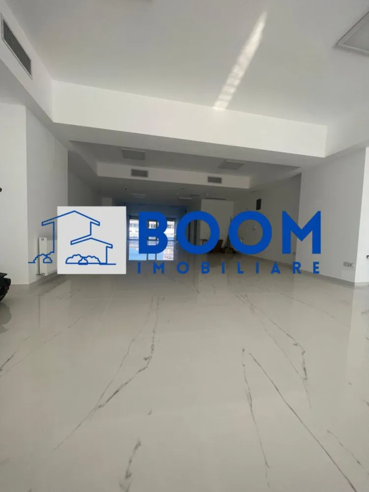 Spatiu Comercial | Zona Centrala Kauffland | 156 MP - BOOM Imobiliare vă propune spre inchiriere un spațiu comercial modern, situat în Ansamblul Rezidențial Central din Râmnicu Vâlcea, într-o zonă cu vizibilitate foarte bună și acces facil.

Imobilul are o suprafață utilă de 156 mp, fiind ideal pentru diverse activități comerciale sau de servicii (clinică medicală, birouri, showroom, salon, activități educaționale etc.).

Spațiul beneficiază de:

* Două intrări, oferind flexibilitate în organizare și flux operațional
* Două grupuri sanitare
* Amenajări moderne, realizate cu atenție la detalii
* Centrală termică proprie, pentru control eficient al costurilor
* Sistem de ventilație, asigurând un climat optim pentru desfășurarea activității

Poziționarea în cadrul unui ansamblu rezidențial central oferă acces la un vad comercial bun și potențial ridicat de dezvoltare a afacerii.

Pentru informații suplimentare sau programarea unei vizionări, echipa BOOM Imobiliare vă stă la dispoziție.

ID : CP3195717