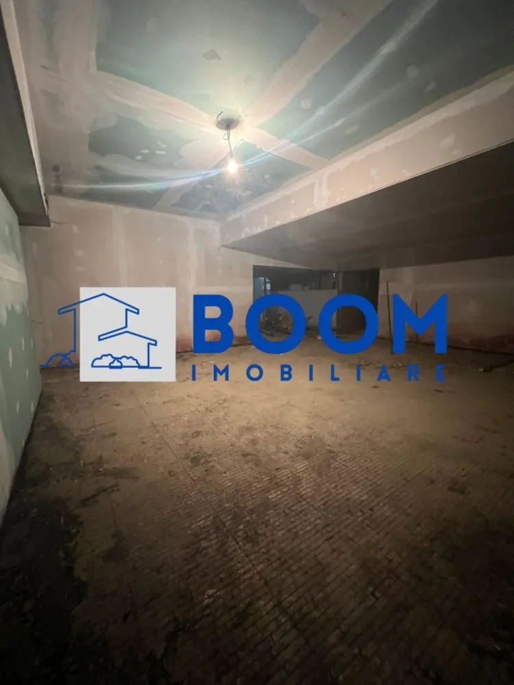 Spatiu Comercial | Ultracentral - BOOM Imobiliare vă propune spre vânzare un spațiu comercial de mari dimensiuni, situat ultracentral, în municipiul Râmnicu Vâlcea – o zonă cu vizibilitate excelentă și acces facil.

Imobilul este amplasat la demisol și are o suprafață totală de 671 mp, oferind un spațiu generos, cu multiple posibilități de compartimentare și amenajare.

Proprietatea dispune de:

* Două ieșiri existente
* Posibilitatea amenajării unei a treia ieșiri, un avantaj major pentru activități comerciale
* Înălțime generoasa, care permite desfășurarea diverselor tipuri de activități

Datorită dimensiunii și configurației, spațiul este pretabil pentru:

* Cazino
* Sală de bowling
* Sală de jocuri pentru copii
* Magazine textile
* Showroom-uri
* Activități recreative sau comerciale diverse

Poziționarea ultracentrală oferă un vad comercial foarte bun și potențial ridicat de investiție, fiind ideal atât pentru dezvoltarea unei afaceri proprii, cât și pentru obținerea unui randament atractiv din închiriere.

Pentru informații suplimentare și programarea unei vizionări, echipa BOOM Imobiliare vă stă la dispoziție.

ID: CP3195714