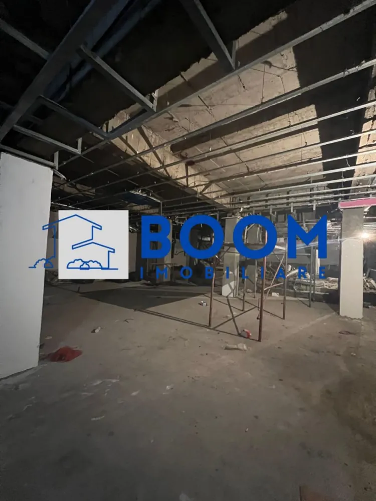 Spatiu Comercial | Ultracentral - BOOM Imobiliare vă propune spre vânzare un spațiu comercial de mari dimensiuni, situat ultracentral, în municipiul Râmnicu Vâlcea – o zonă cu vizibilitate excelentă și acces facil.

Imobilul este amplasat la demisol și are o suprafață totală de 671 mp, oferind un spațiu generos, cu multiple posibilități de compartimentare și amenajare.

Proprietatea dispune de:

* Două ieșiri existente
* Posibilitatea amenajării unei a treia ieșiri, un avantaj major pentru activități comerciale
* Înălțime generoasa, care permite desfășurarea diverselor tipuri de activități

Datorită dimensiunii și configurației, spațiul este pretabil pentru:

* Cazino
* Sală de bowling
* Sală de jocuri pentru copii
* Magazine textile
* Showroom-uri
* Activități recreative sau comerciale diverse

Poziționarea ultracentrală oferă un vad comercial foarte bun și potențial ridicat de investiție, fiind ideal atât pentru dezvoltarea unei afaceri proprii, cât și pentru obținerea unui randament atractiv din închiriere.

Pentru informații suplimentare și programarea unei vizionări, echipa BOOM Imobiliare vă stă la dispoziție.

ID: CP3195714